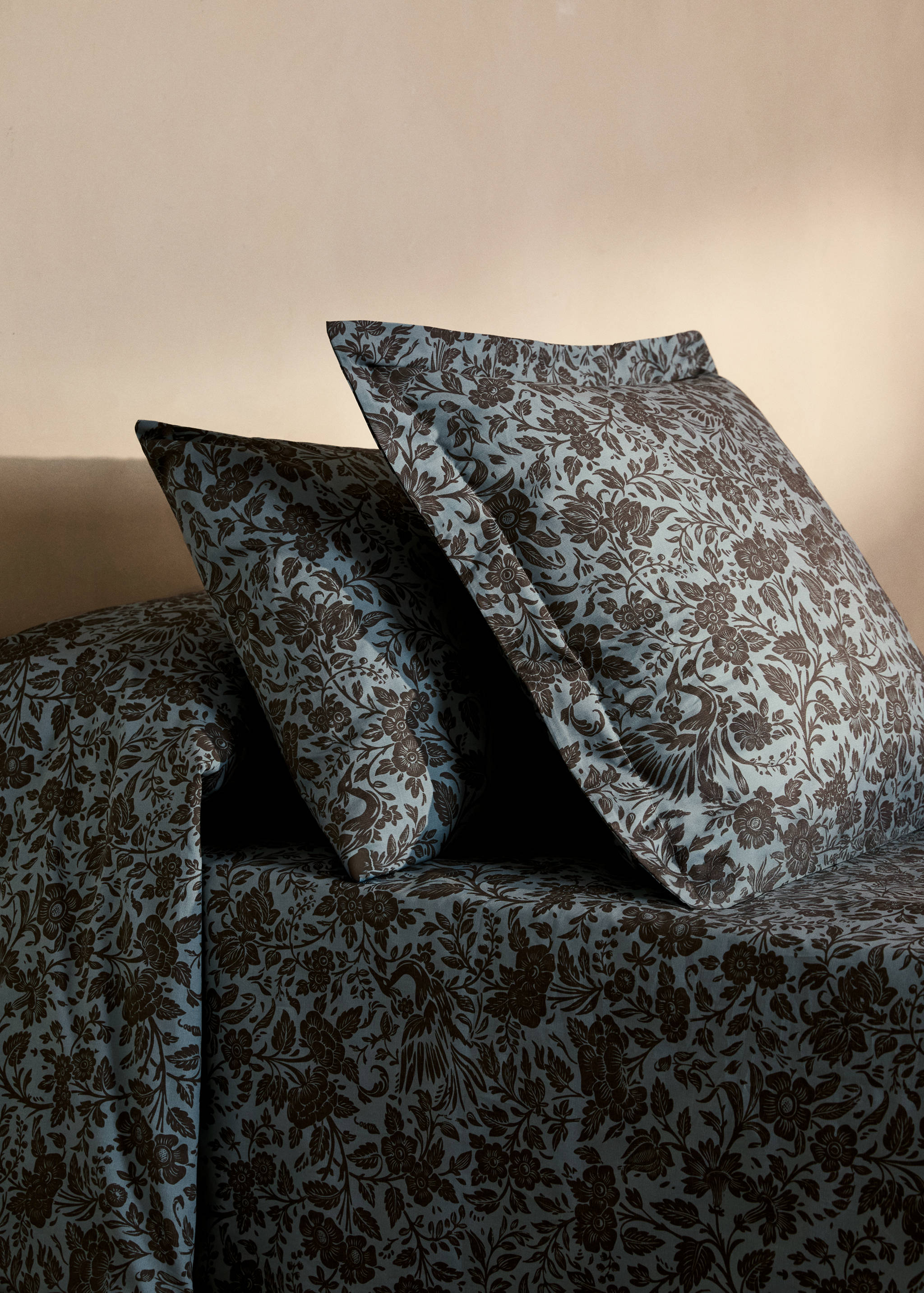 Two cotton percale two-tone floral-print pillowcases 50x75 cm - General plane