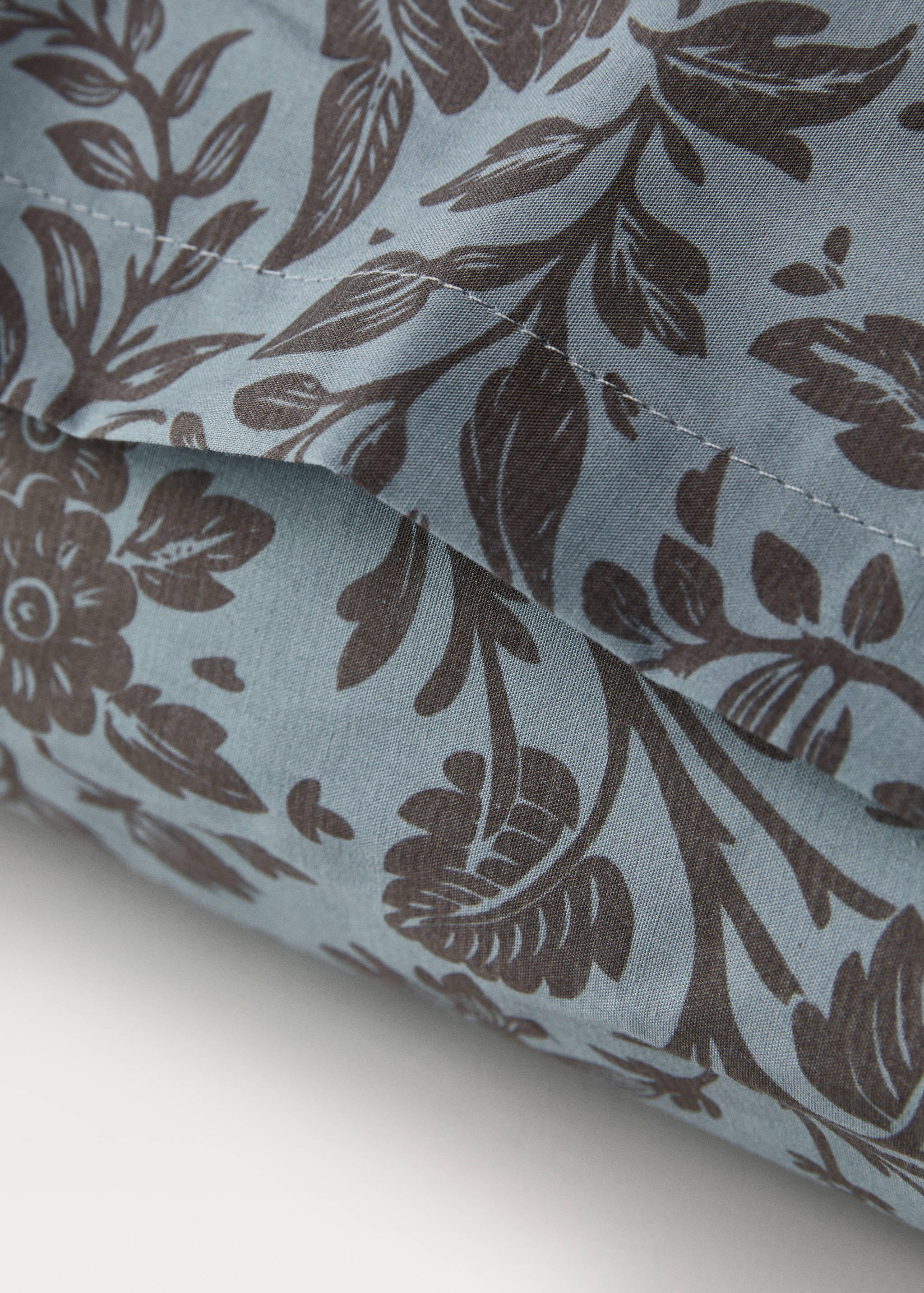 Two cotton percale two-tone floral-print pillowcases 50x75 cm - Details of the article 3