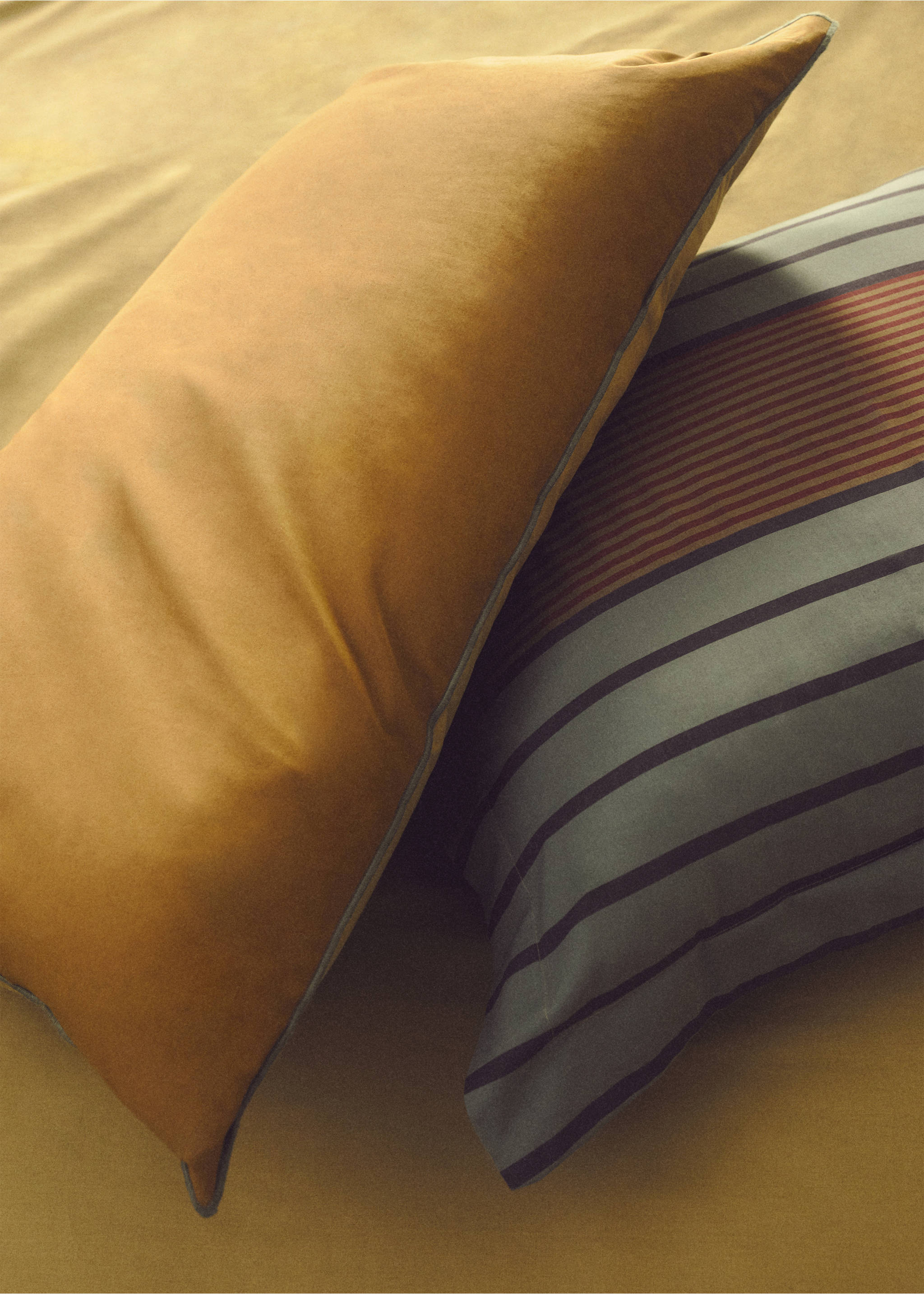 Two cotton percale reversible pillowcases 50x75 cm - Details of the article 6, Caramel. Ref: 87012956-00.