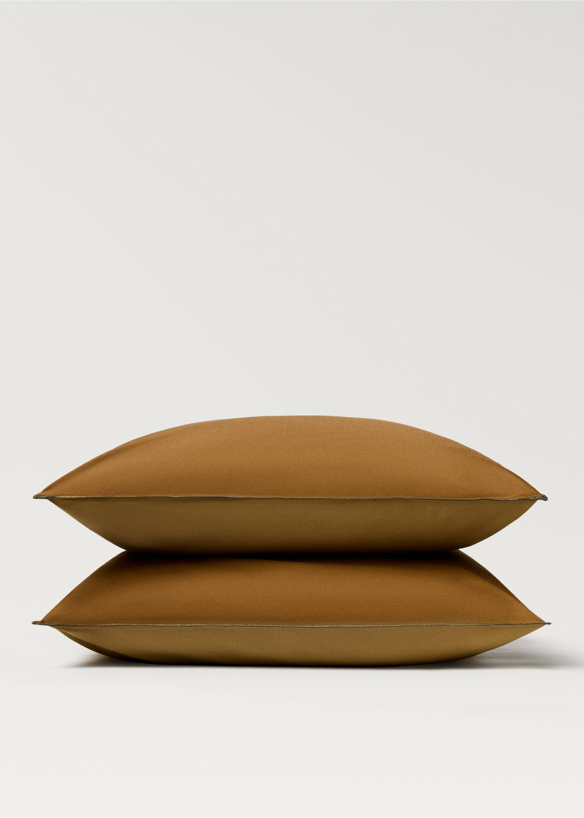 Two cotton percale reversible pillowcases 60x60 cm - Details of the article 2, Caramel. Ref: 87012957-00.