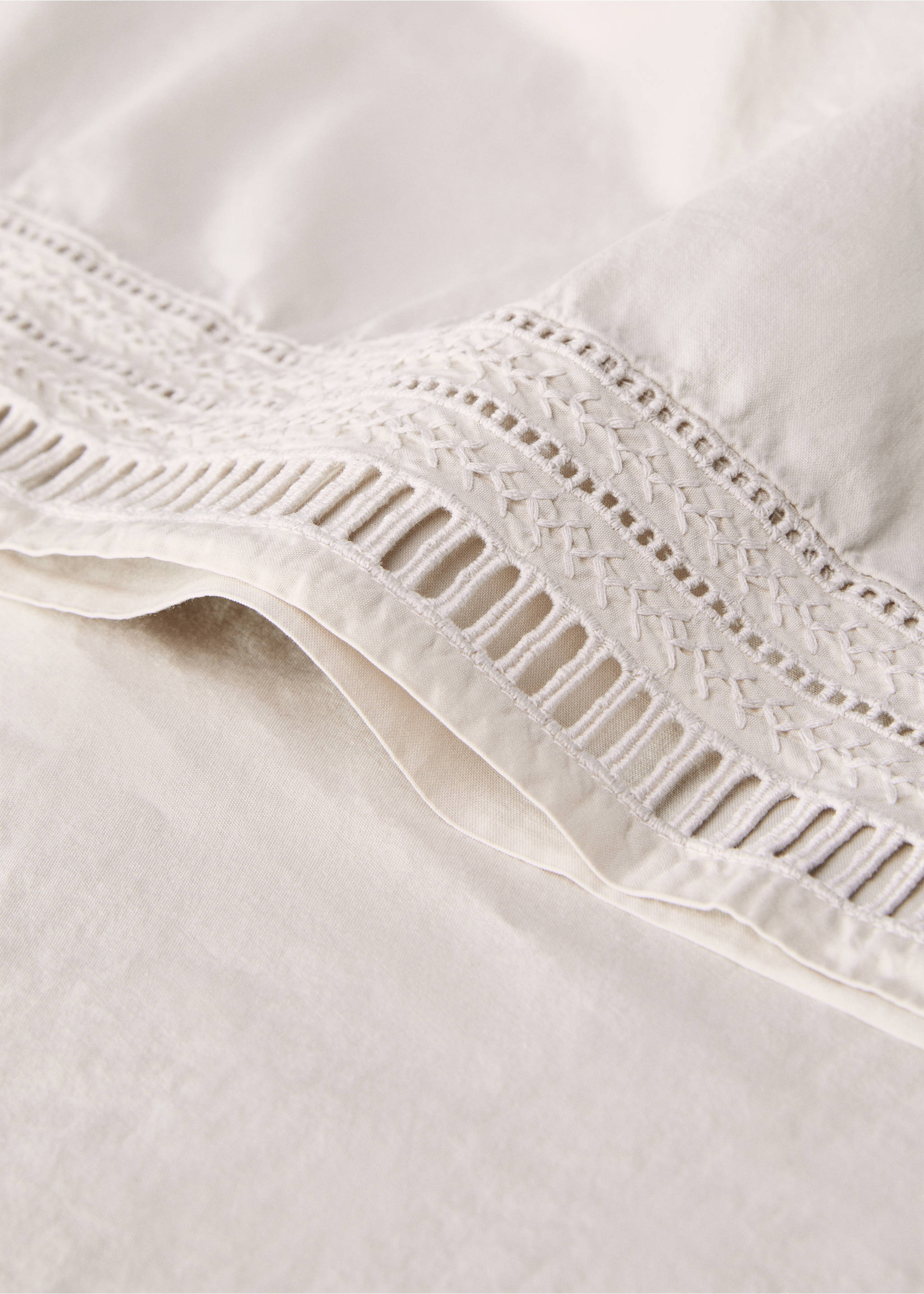Top sheet with embroidered finish for 180/200 cm bed - Details of the article 1, Light/Pastel Grey. Ref: 87012963-00.