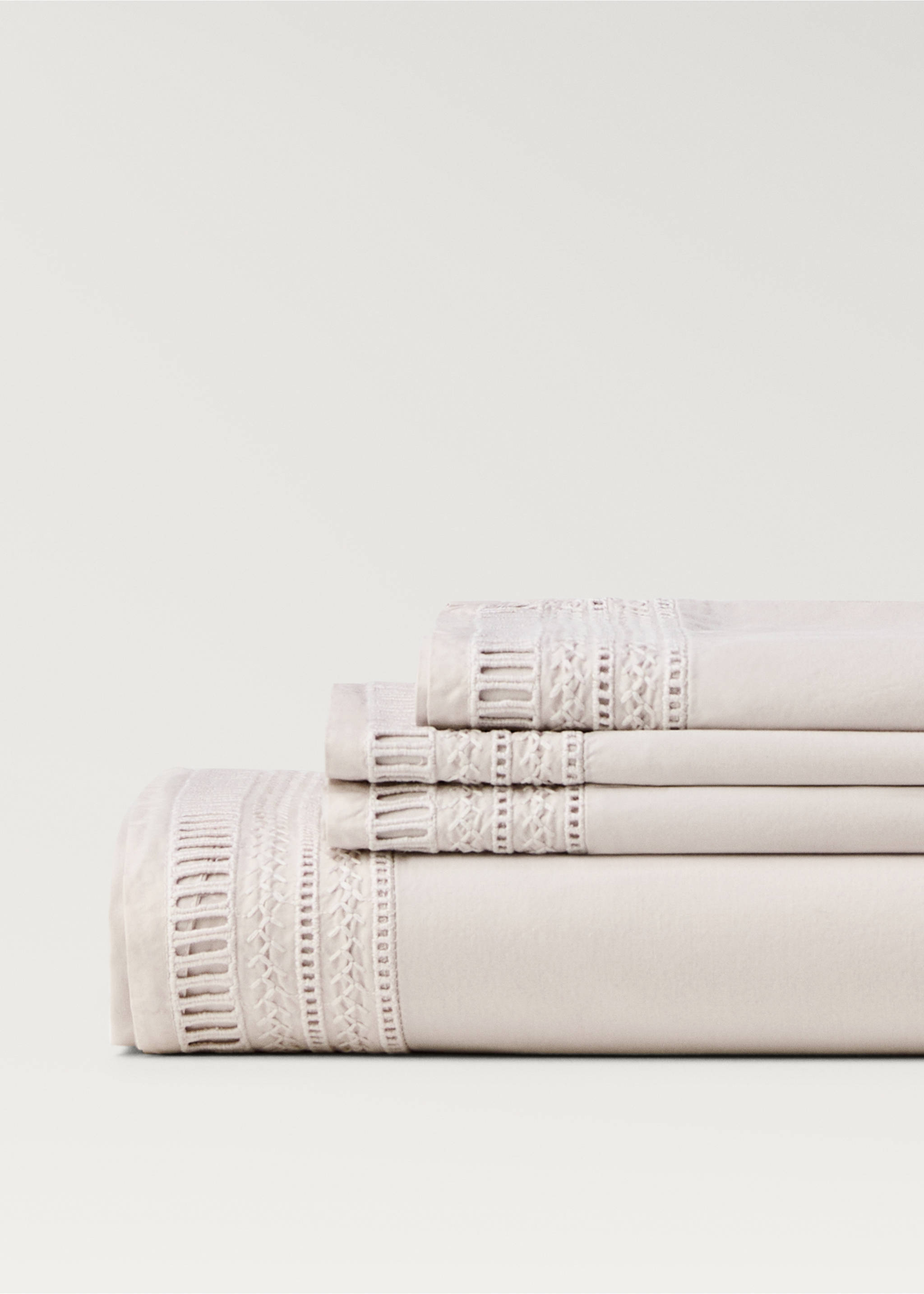 Top sheet with embroidered finish for 180/200 cm bed - Details of the article 2, Light/Pastel Grey. Ref: 87012963-00.