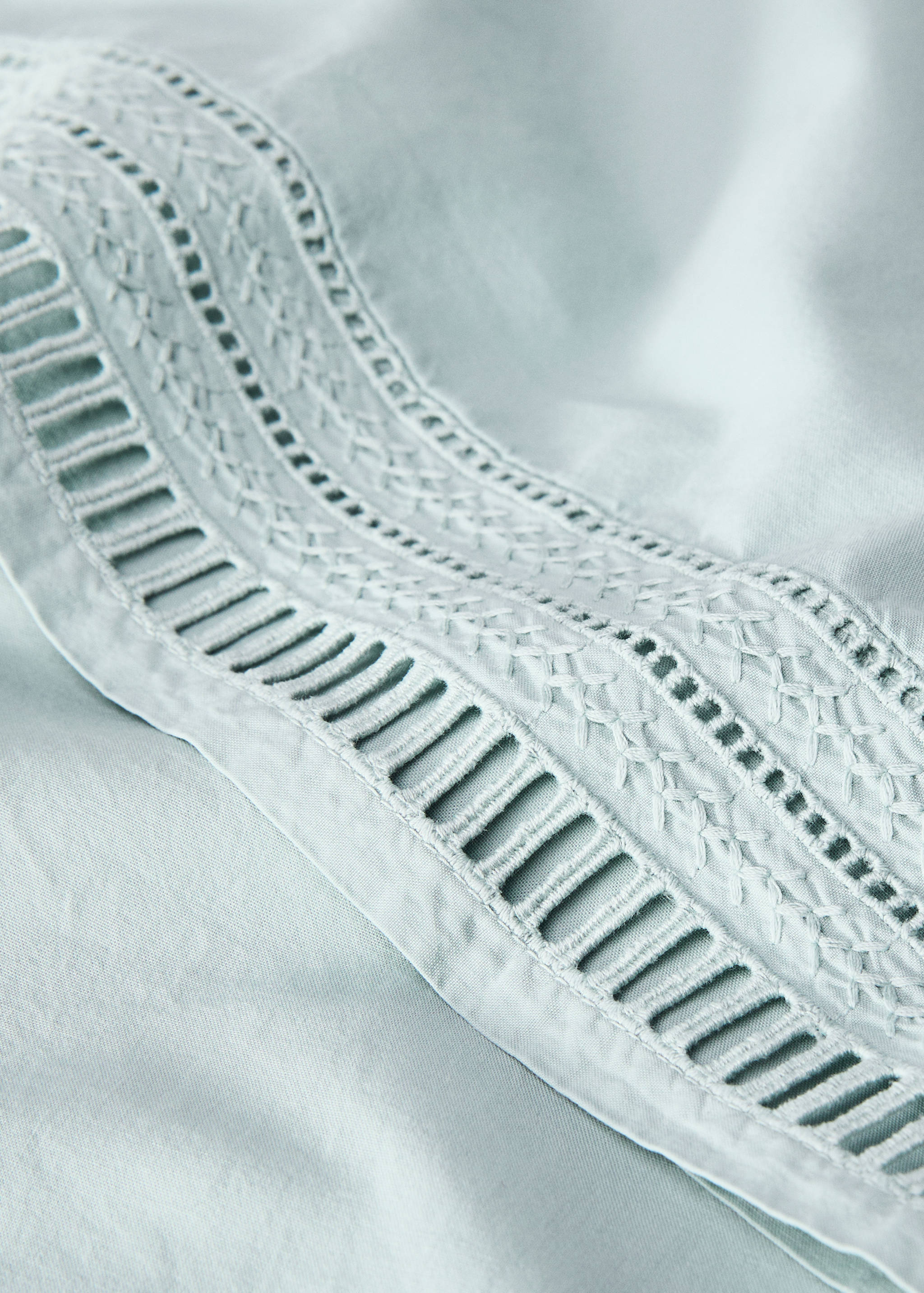 Top sheet with embroidered finish for 180/200 cm bed - Details of the article 1