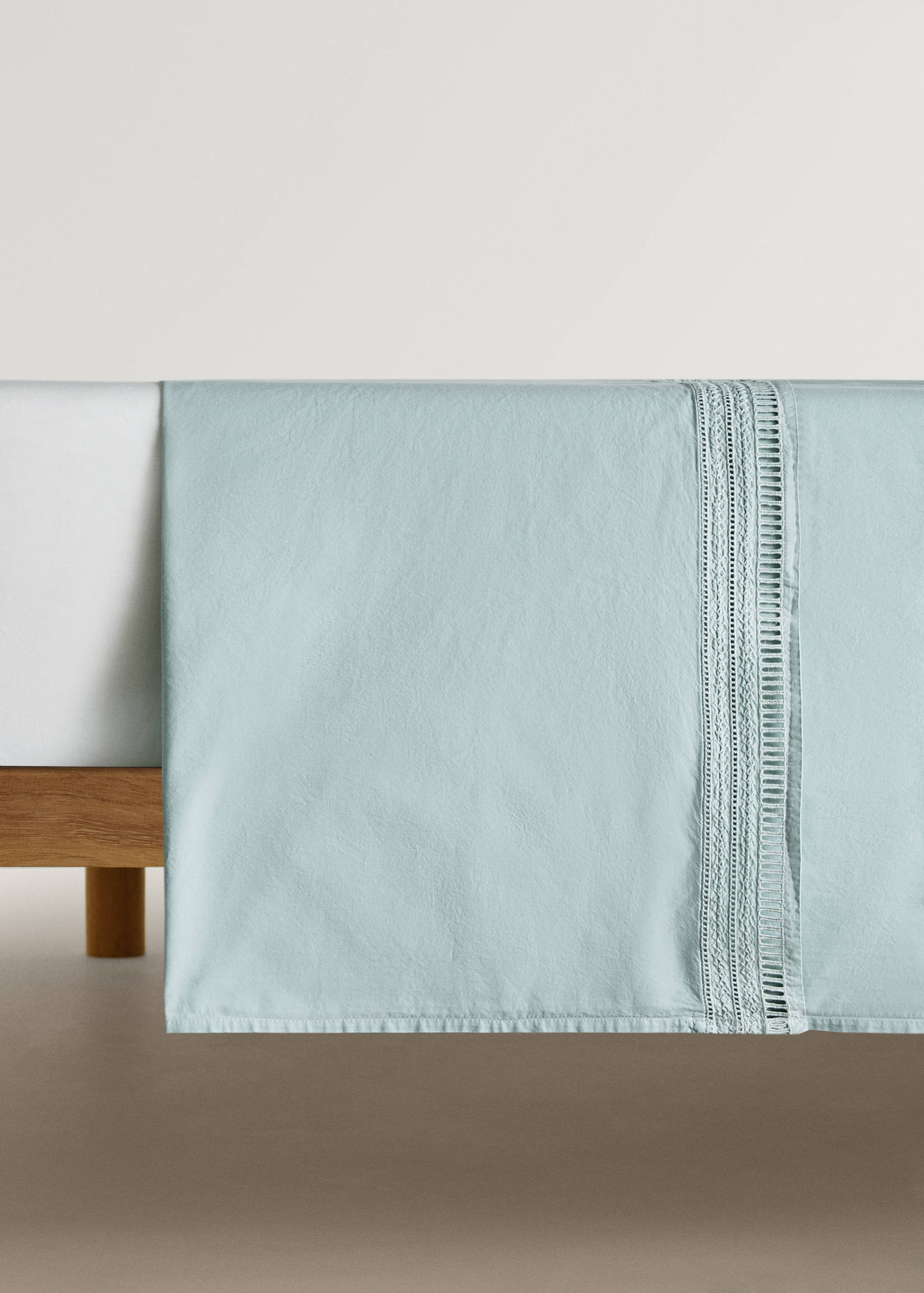 Top sheet with embroidered finish for 180/200 cm bed - Article without model