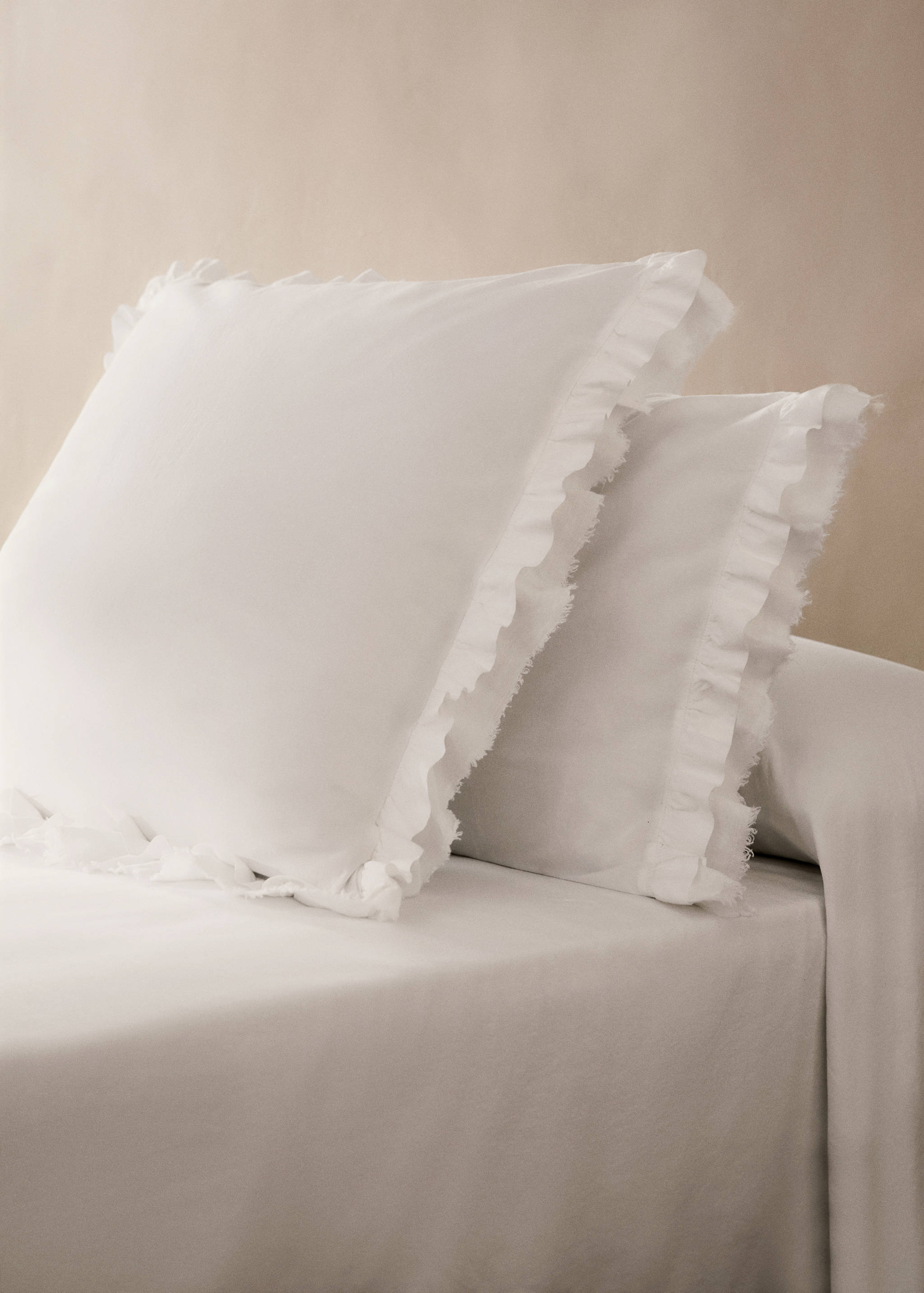 Two washed cotton pillowcases with linen ruffle 50x75 cm - General plane
