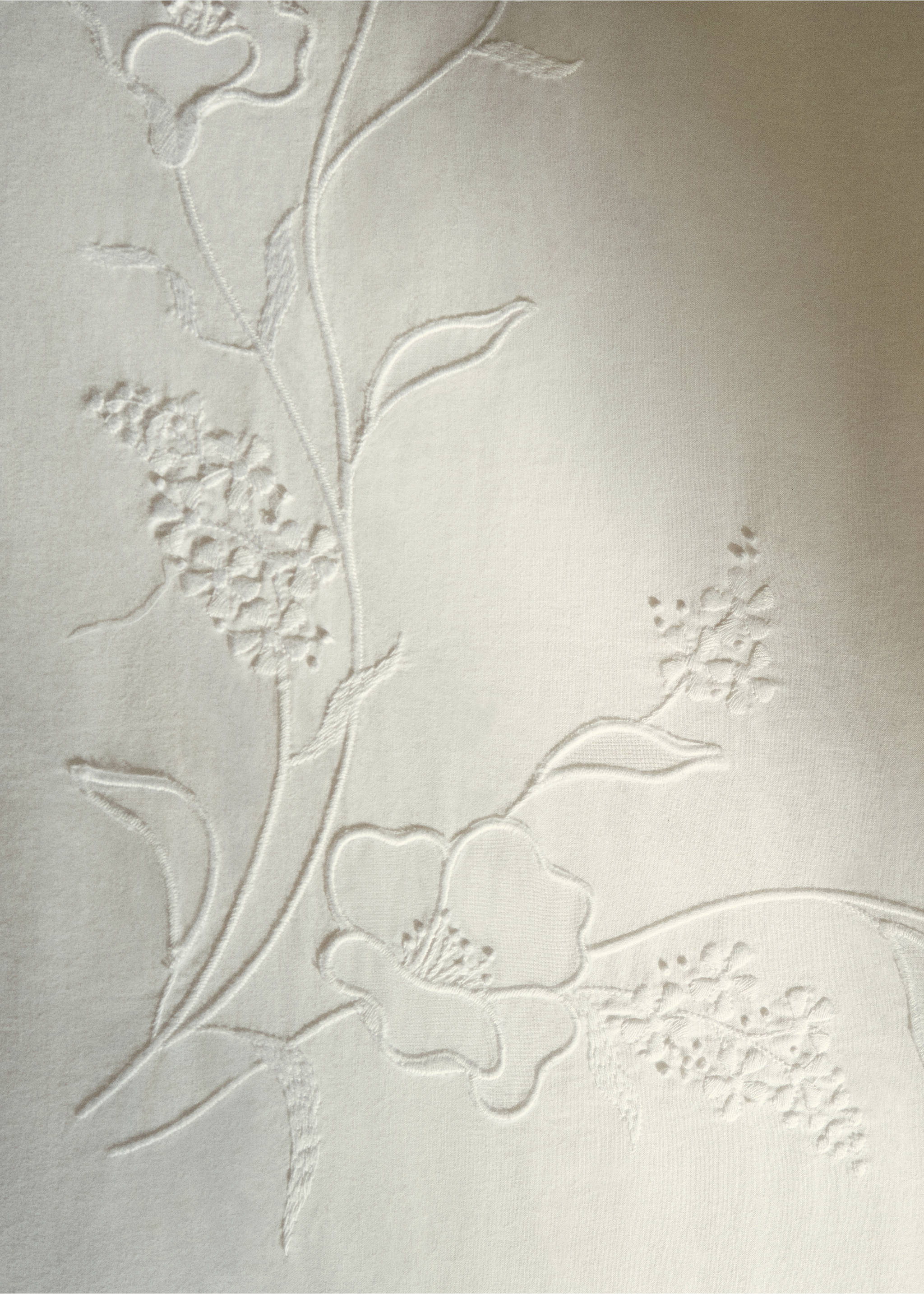 Zwei handbestickte Kopfkissenbezüge aus Baumwolle mit Blumenmuster, 50 x 75 cm - Detail des Artikels 6, Weiß. Ref: 87012996-00.