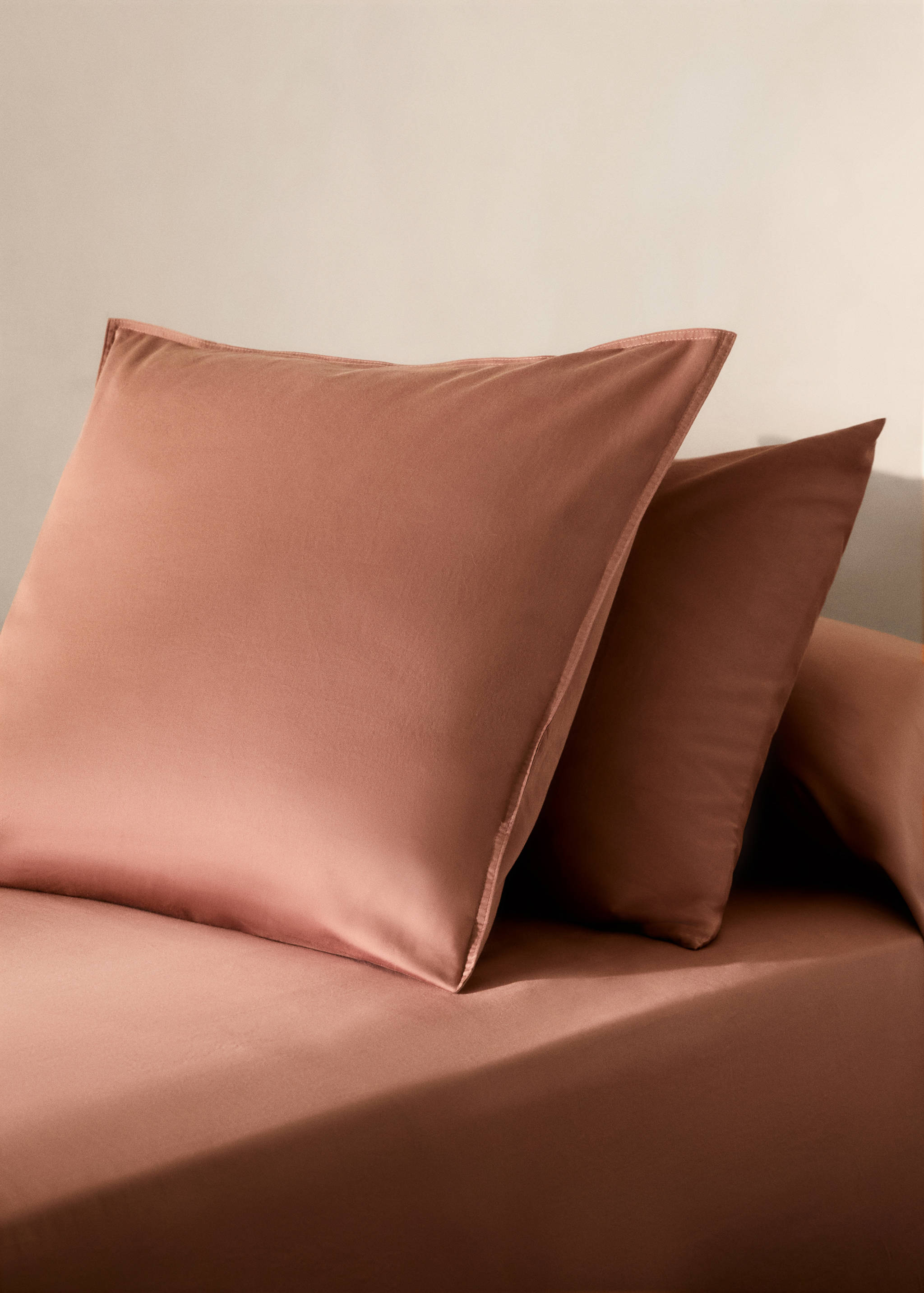 Two washed cotton satin pillowcases with double stitching 60x60 cm - General plane