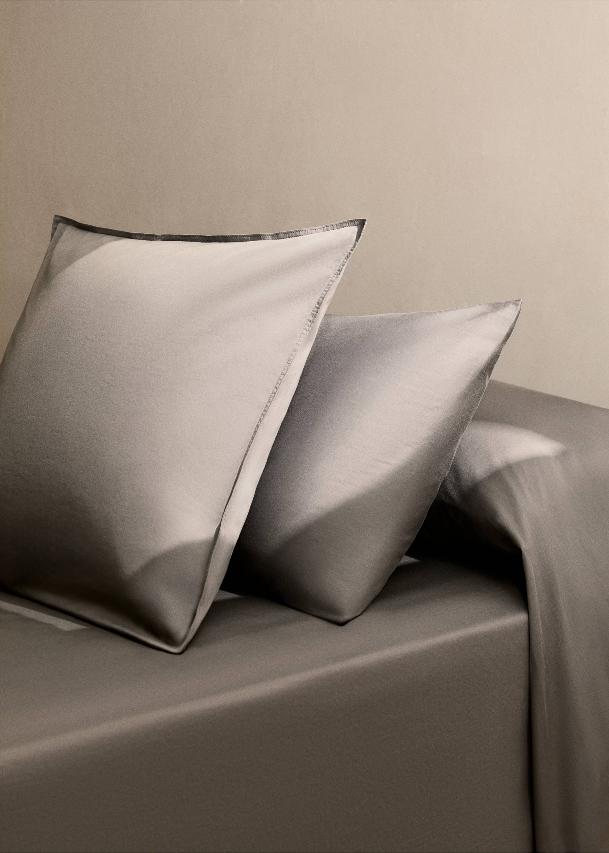 Two washed cotton satin pillowcases with double stitching 60x60 cm - General plane, Medium Grey. Ref: 87013028-00.