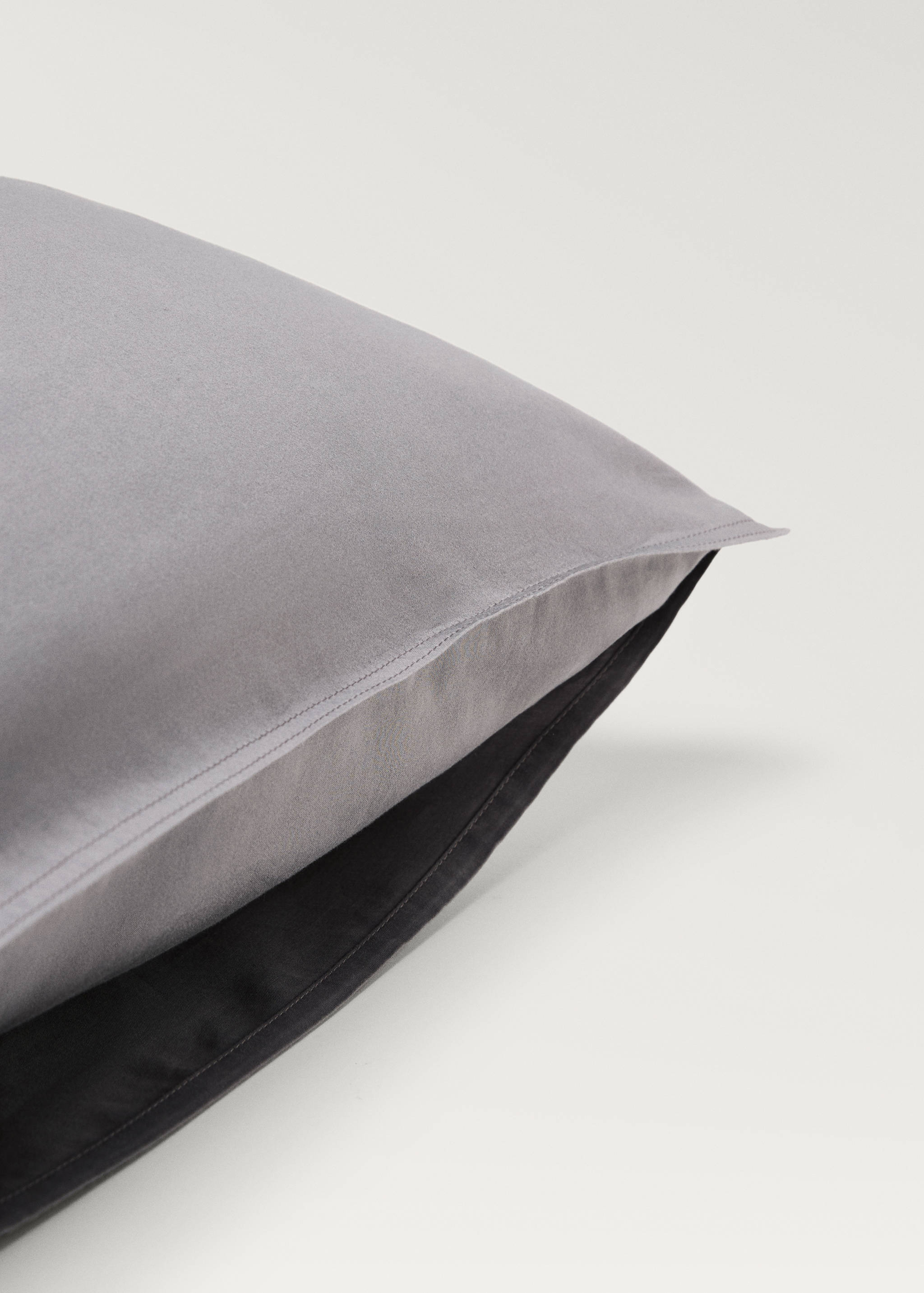 Two washed cotton satin pillowcases with double stitching 60x60 cm - Details of the article 2