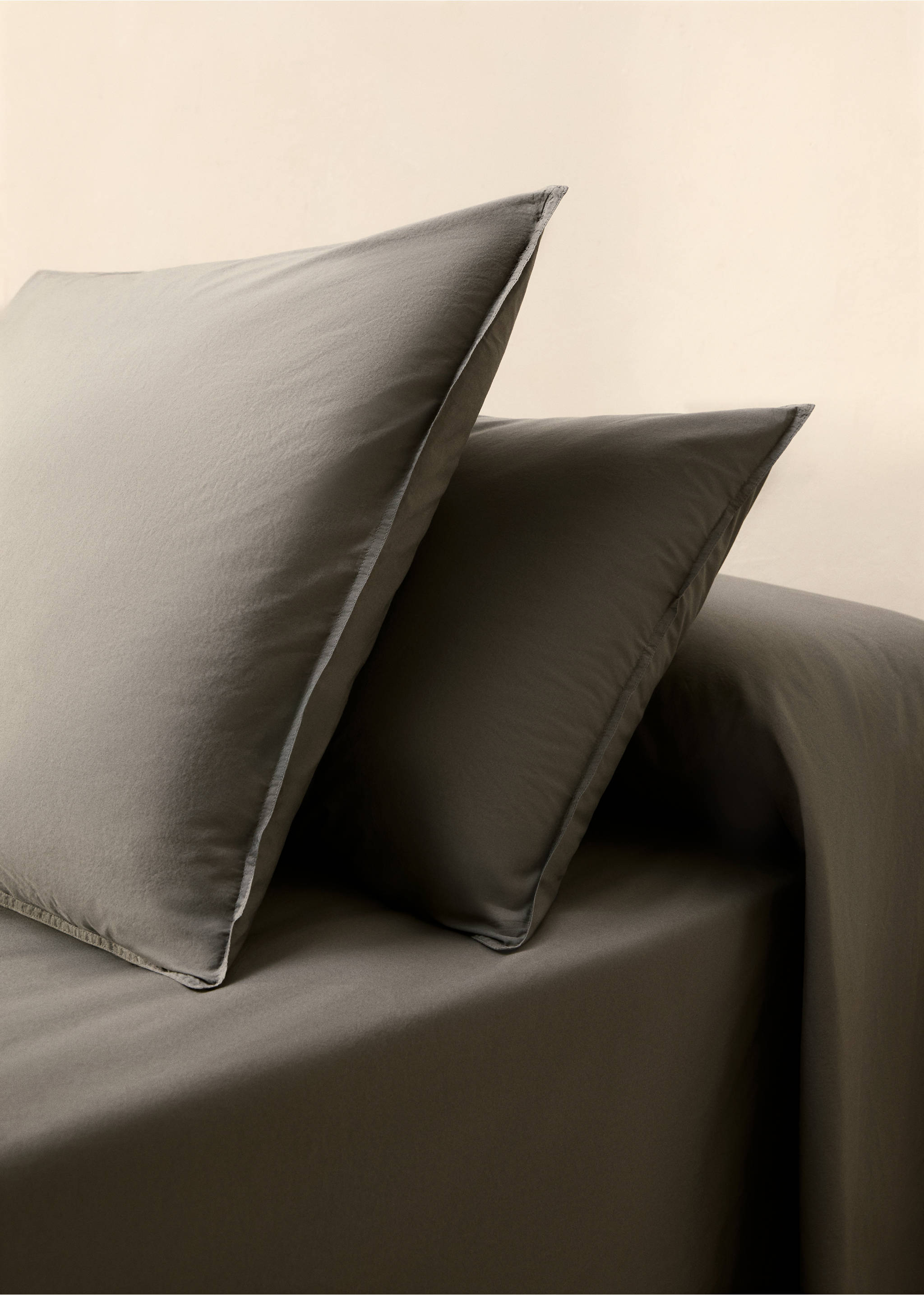 Two cotton poplin pillowcases with double stitching 60x60 cm - General plane, Medium Grey. Ref: 87013031-00.