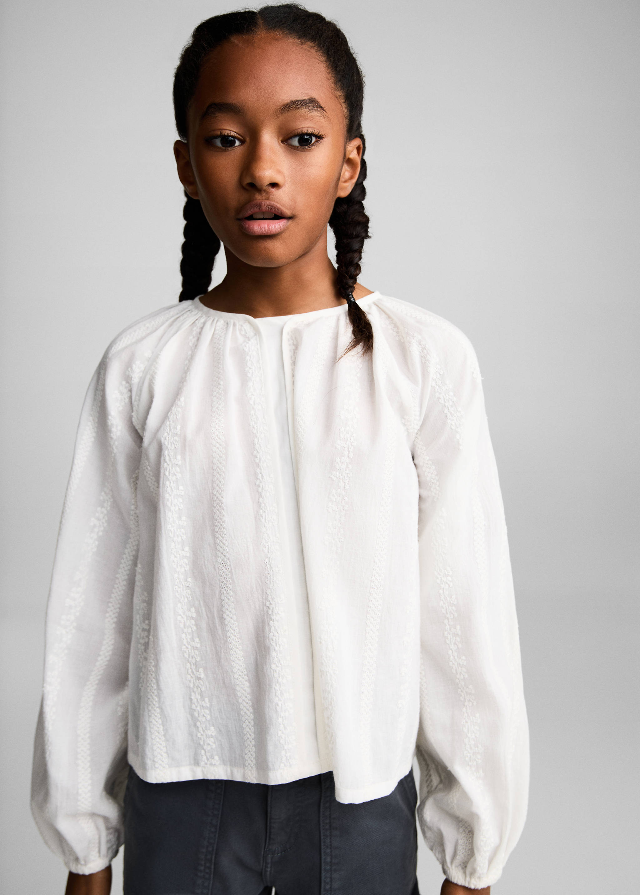 Cotton blouse with embroidered details - Medium plane