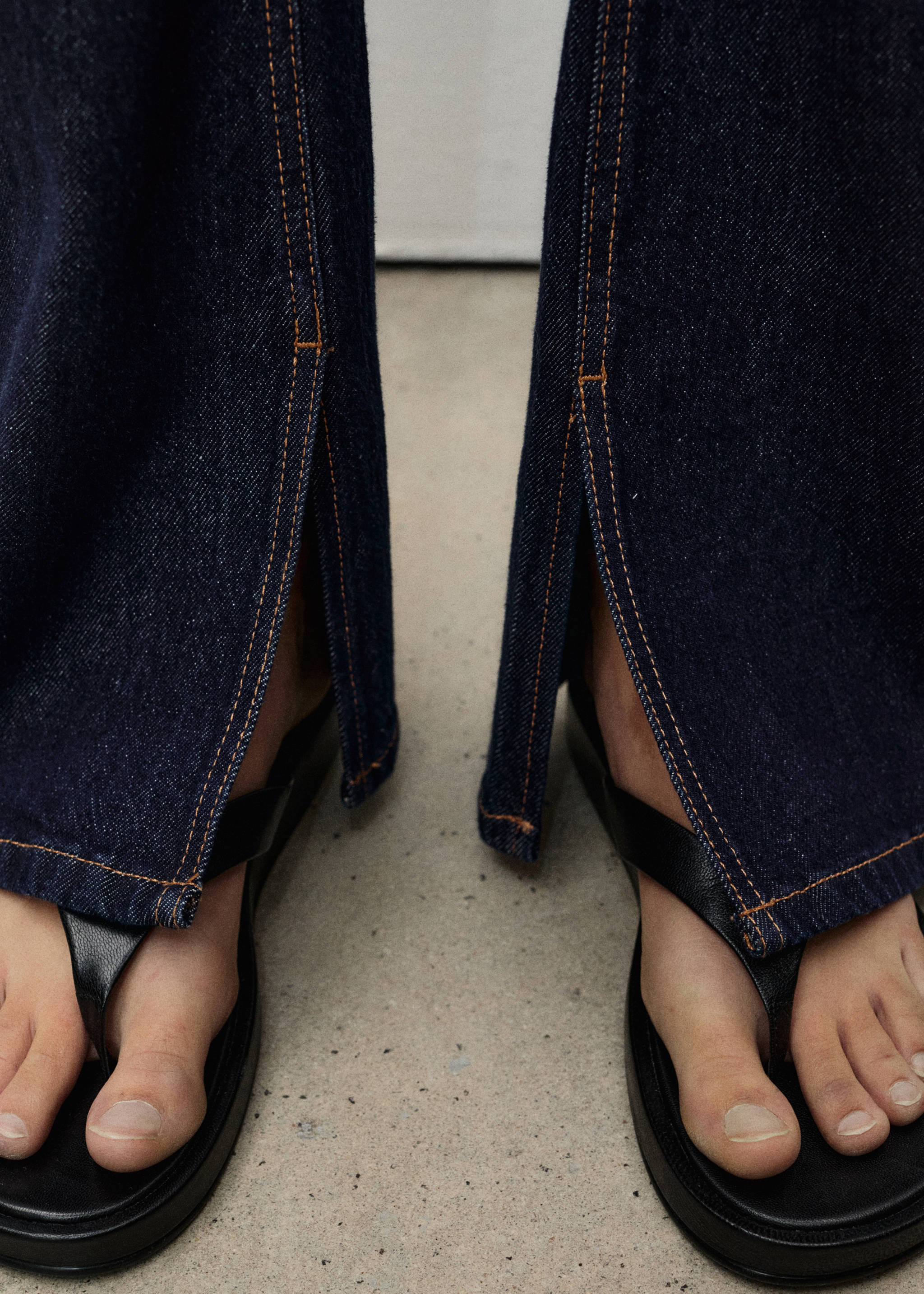 Rinse-wash flared jeans with openings - Details of the article 6