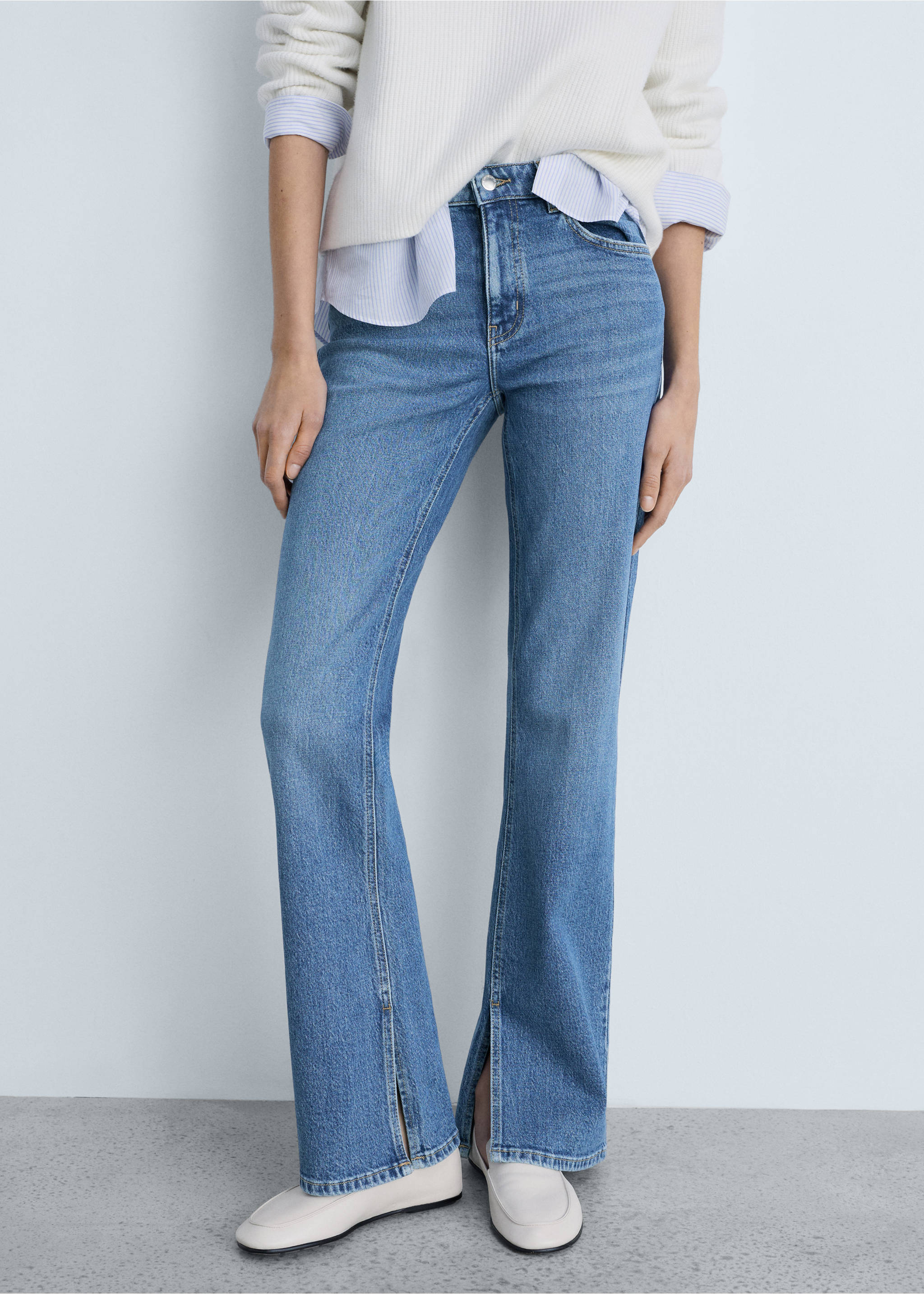Gerade Jeans mit mittlerem Bund und Schlitzen - Mittlere Ansicht, Mittelblau. Ref: 87014080-00.