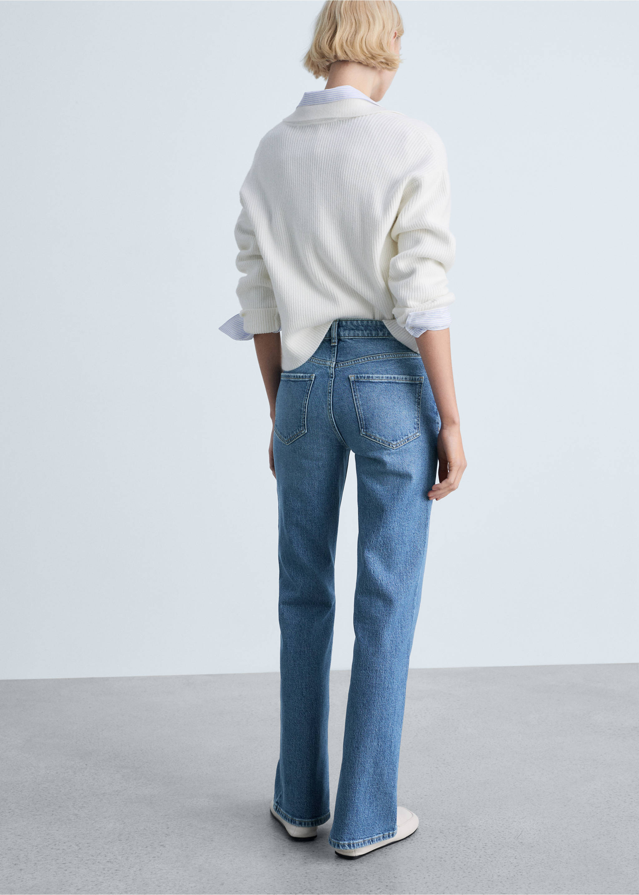 Gerade Jeans mit mittlerem Bund und Schlitzen - Rückseite des Artikels, Mittelblau. Ref: 87014080-00.