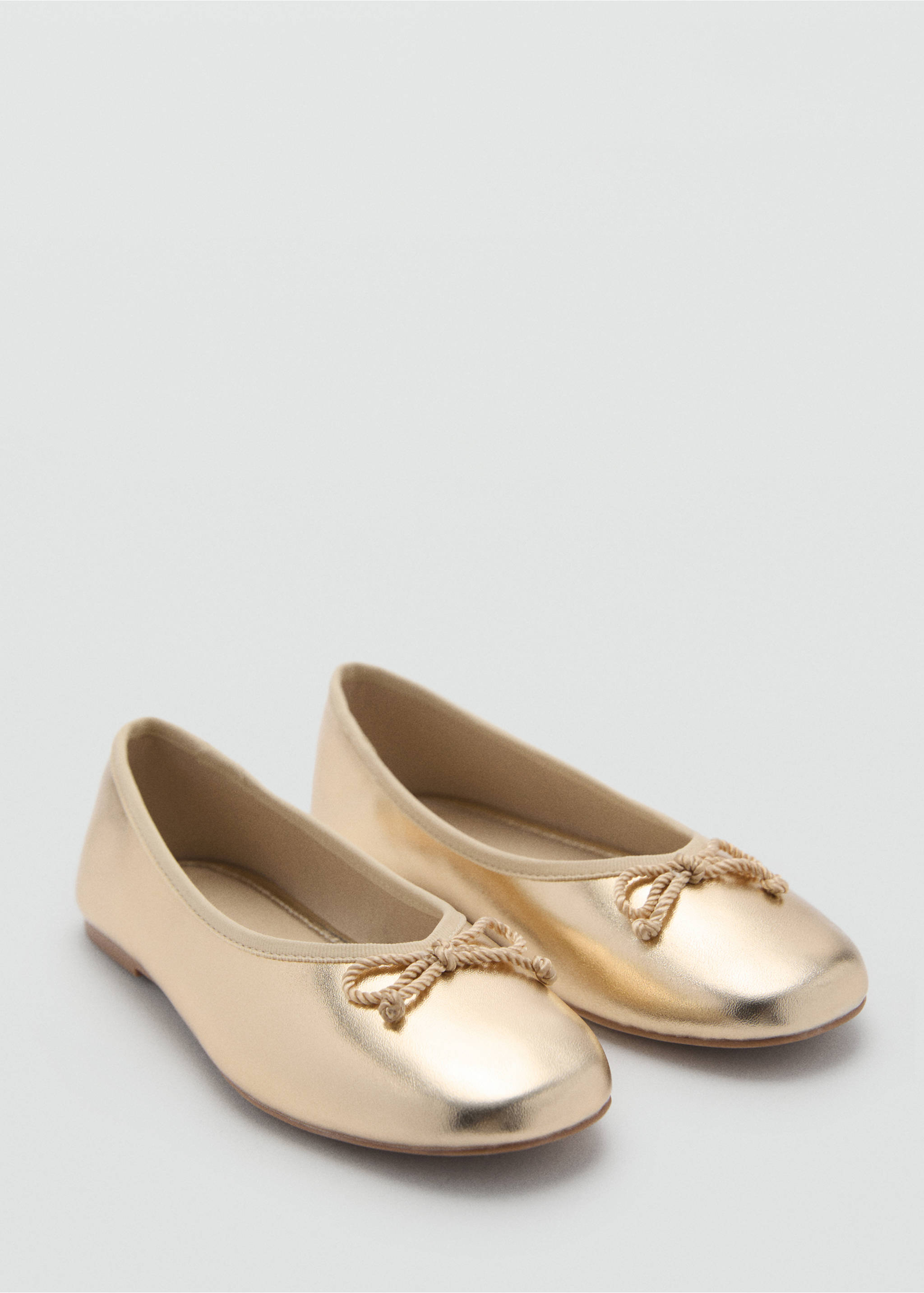 Metallisierte Ballerinas mit Schleife - Mittlere Ansicht, Gold. Ref: 87014082-00.