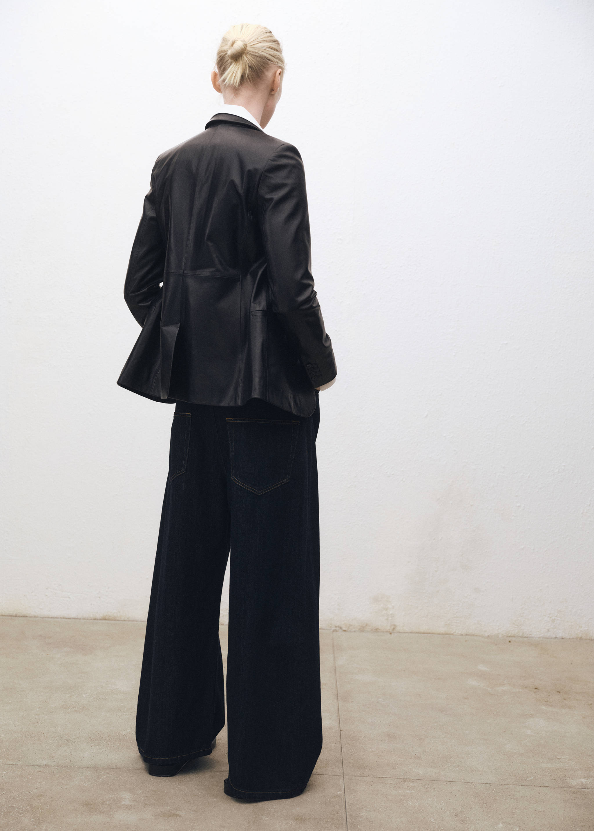 Low-rise wide leg rinse-wash jeans - Reverse of the article