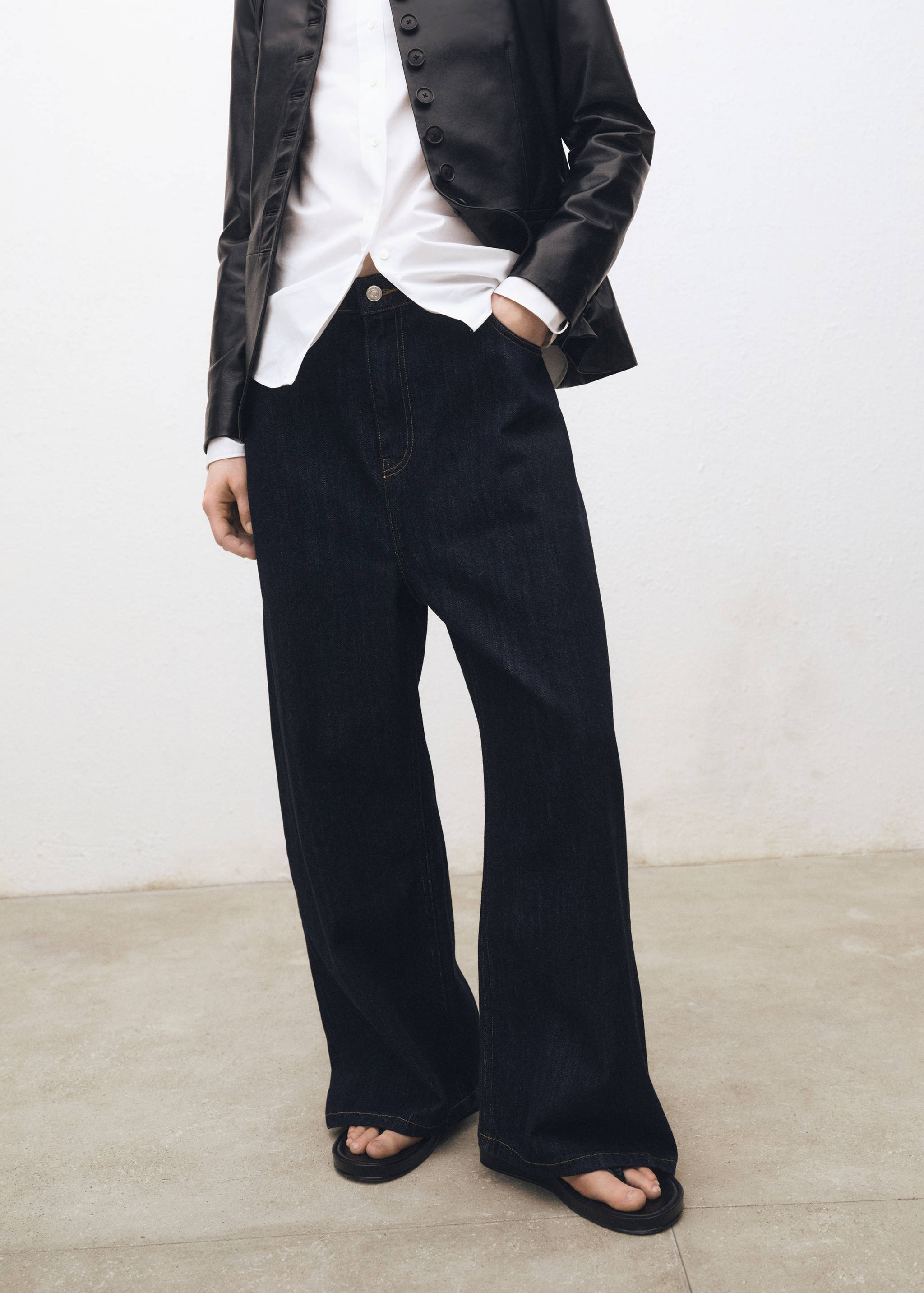 Low-rise wide leg rinse-wash jeans - Details of the article 2