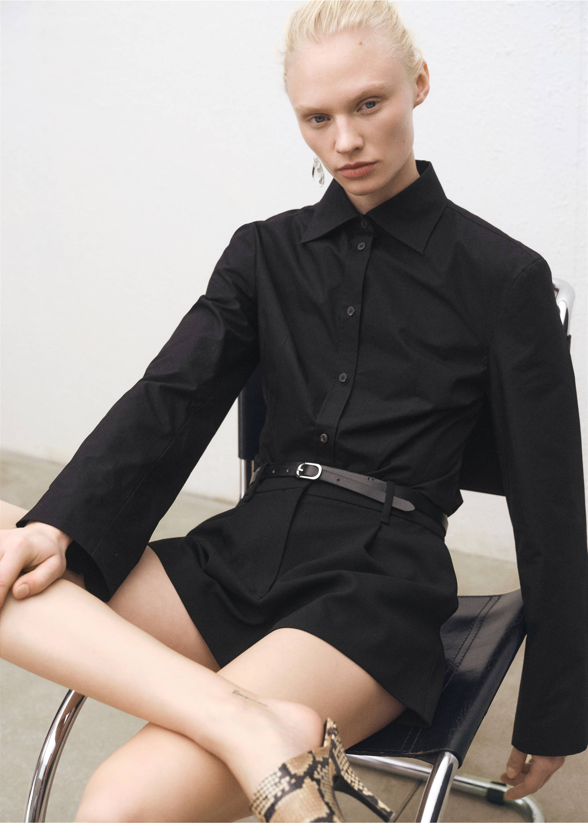 Fitted shirt with cuffless sleeves - Medium plane, Black. Ref: 87014085-00.