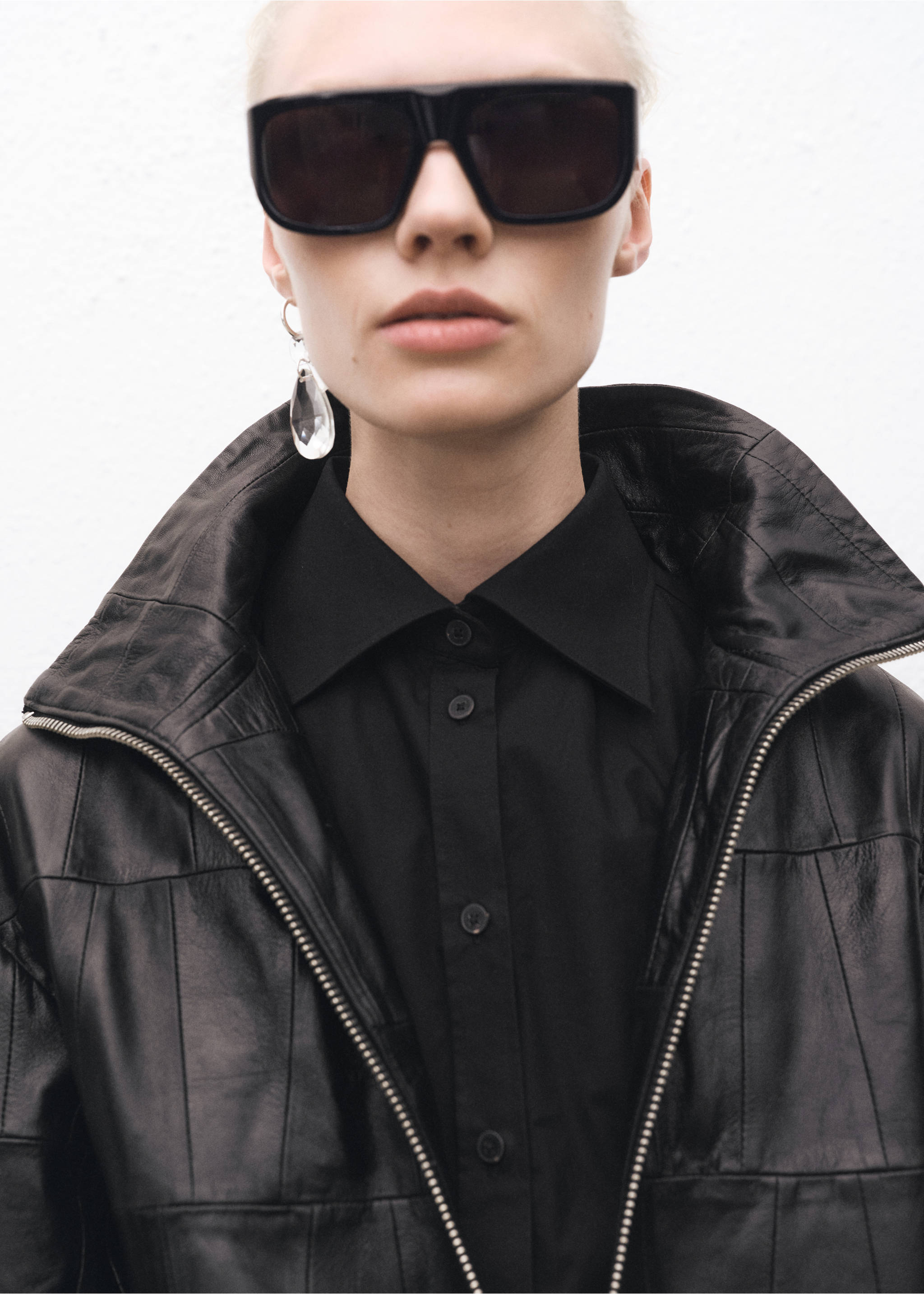 Fitted shirt with cuffless sleeves - Details of the article 1, Black. Ref: 87014085-00.