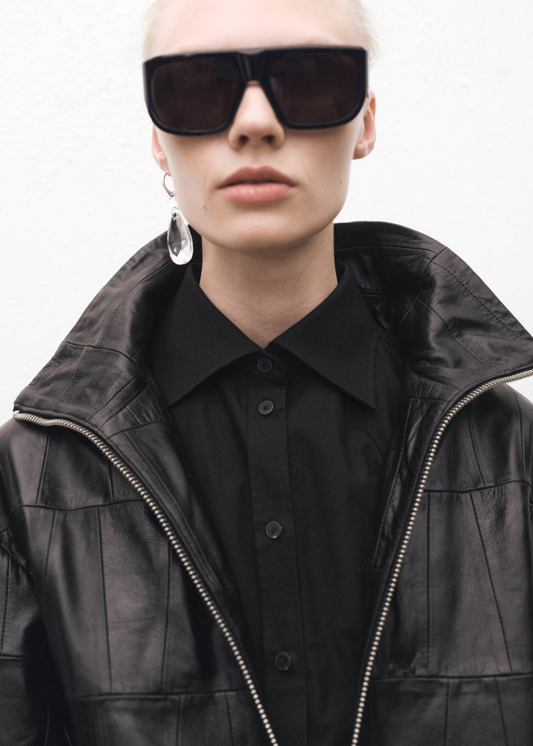 Fitted shirt with cuffless sleeves - Details of the article 1