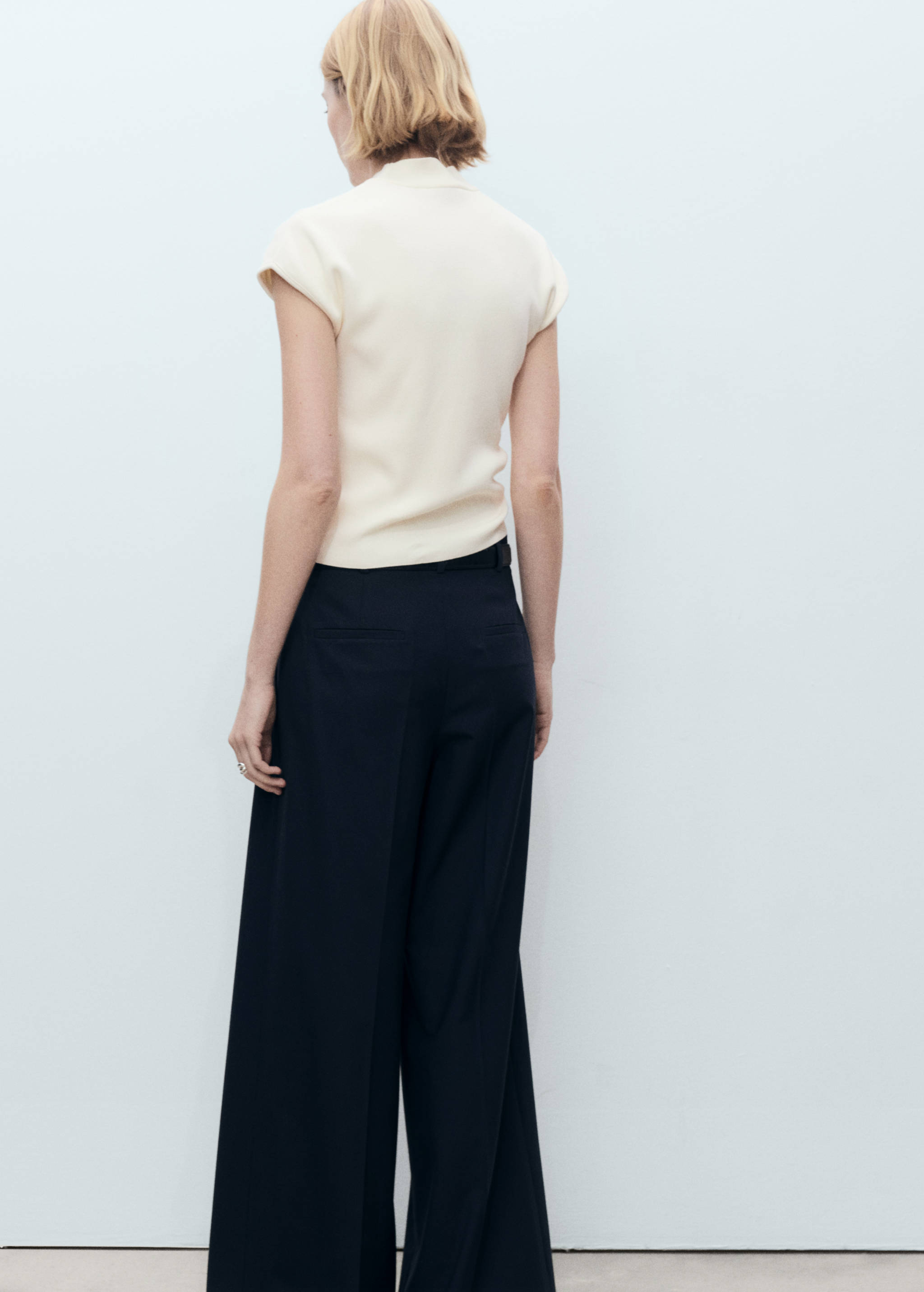 Kurzärmliger Feinstrickpullover - Rückseite des Artikels