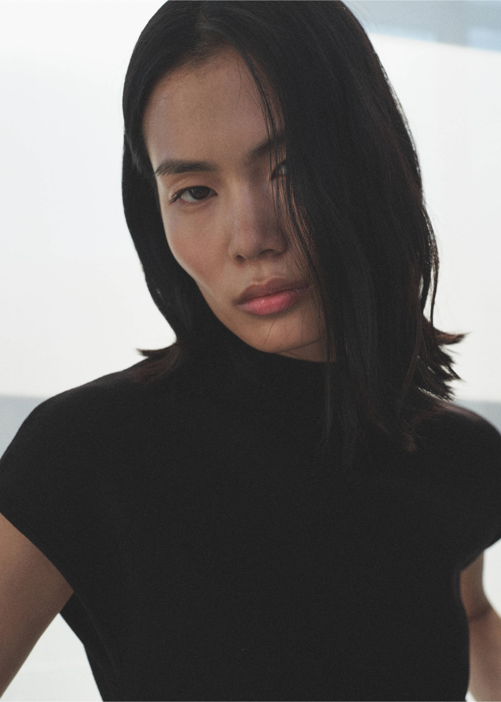 Short-sleeved fine-knit sweater - Details of the article 1, Black. Ref: 87014091-00.
