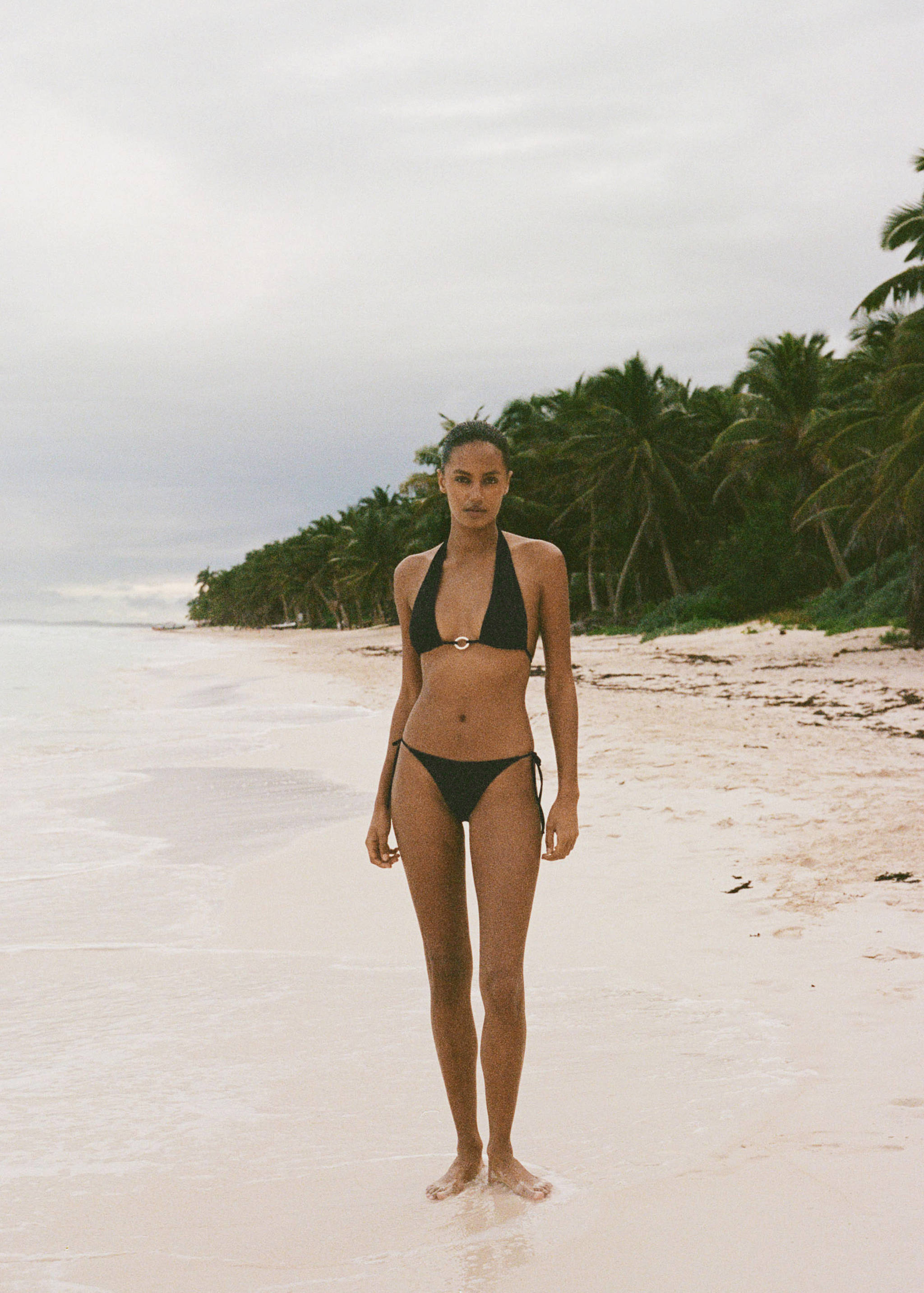 Bikiniöverdel med dekorativ ring - Allmän bild