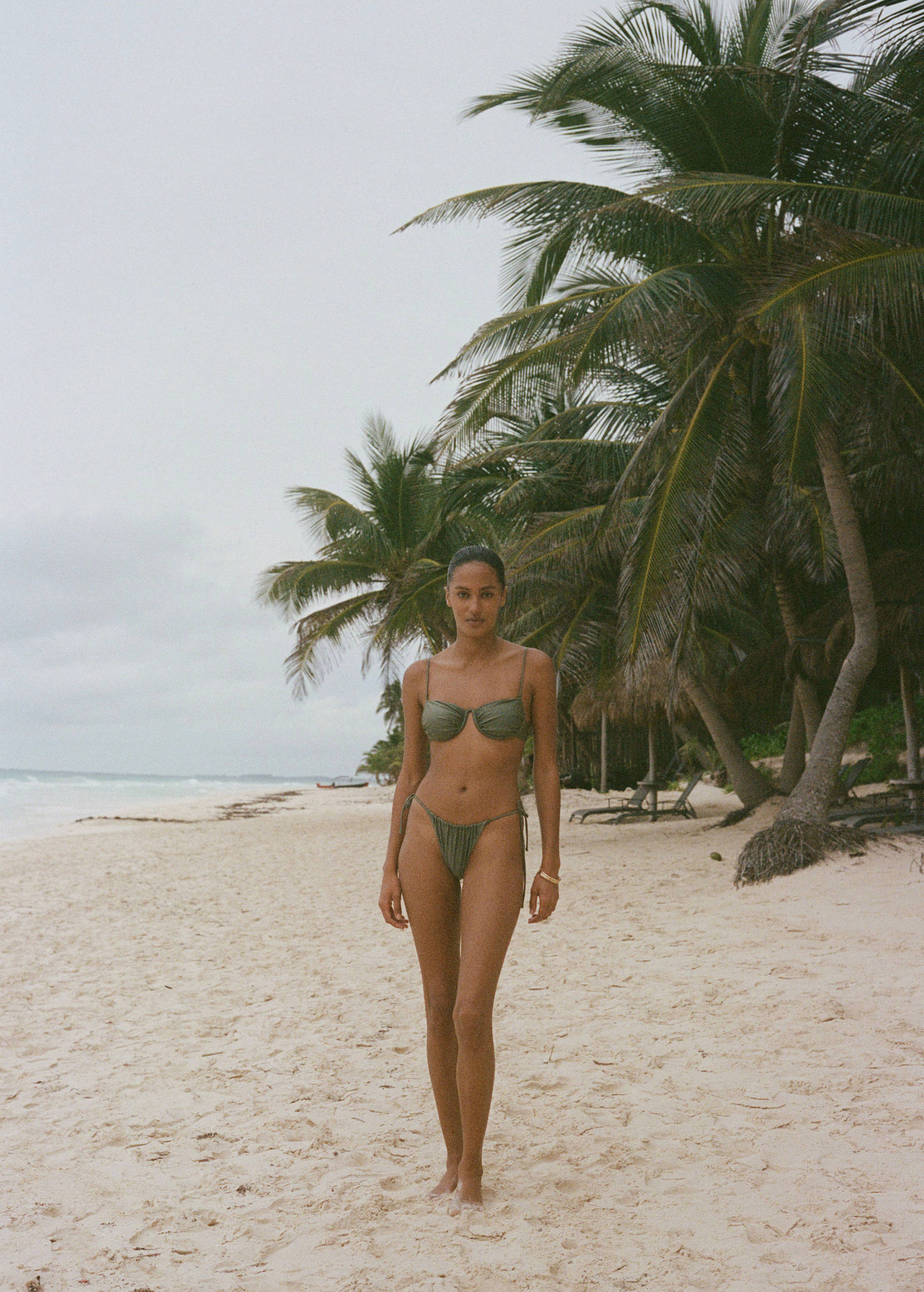 Chiloți bikini cu funde - Plan general