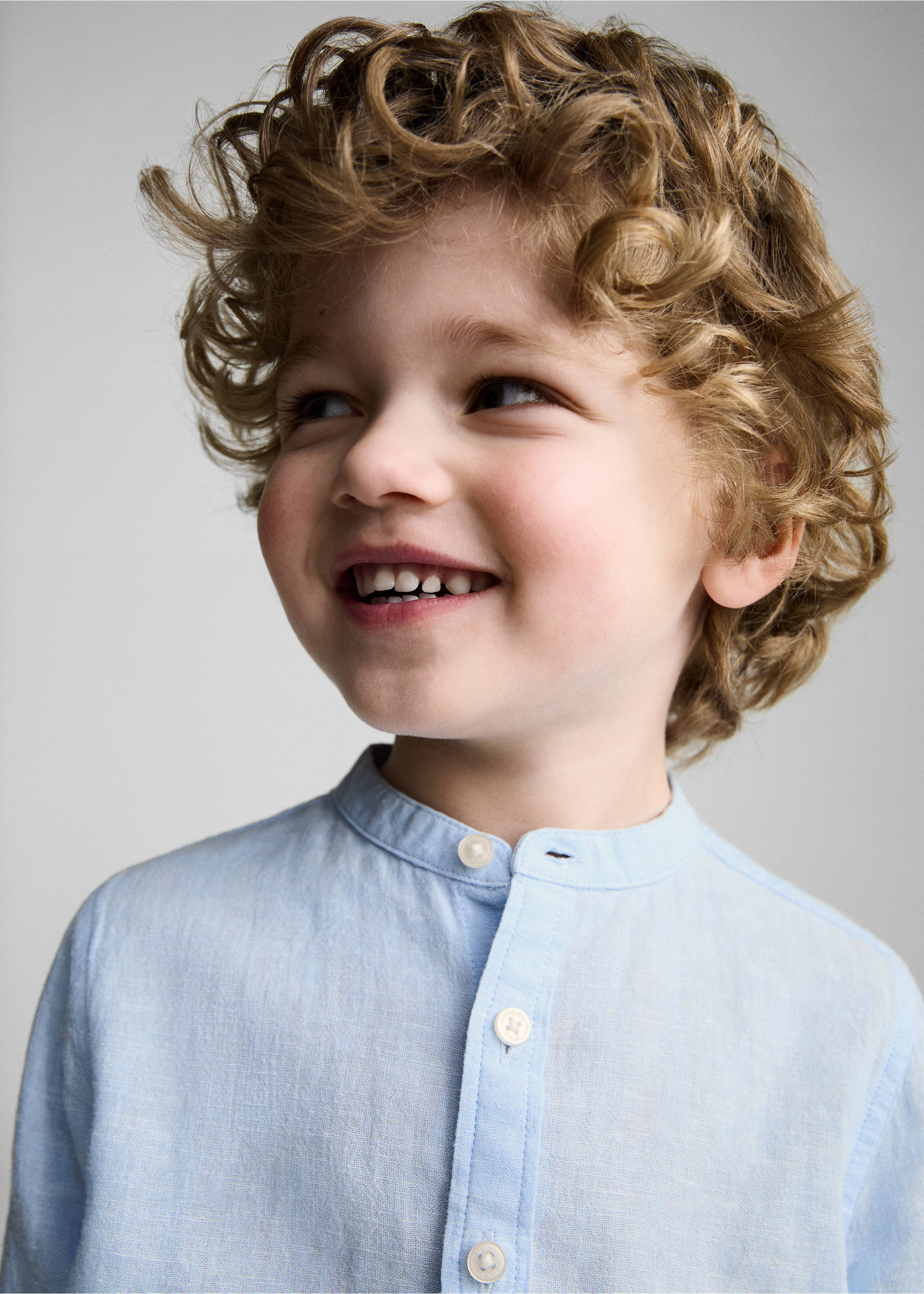 Stehkragenhemd aus Leinen - Detail des Artikels 1, Himmelblau. Ref: 87014405-00.