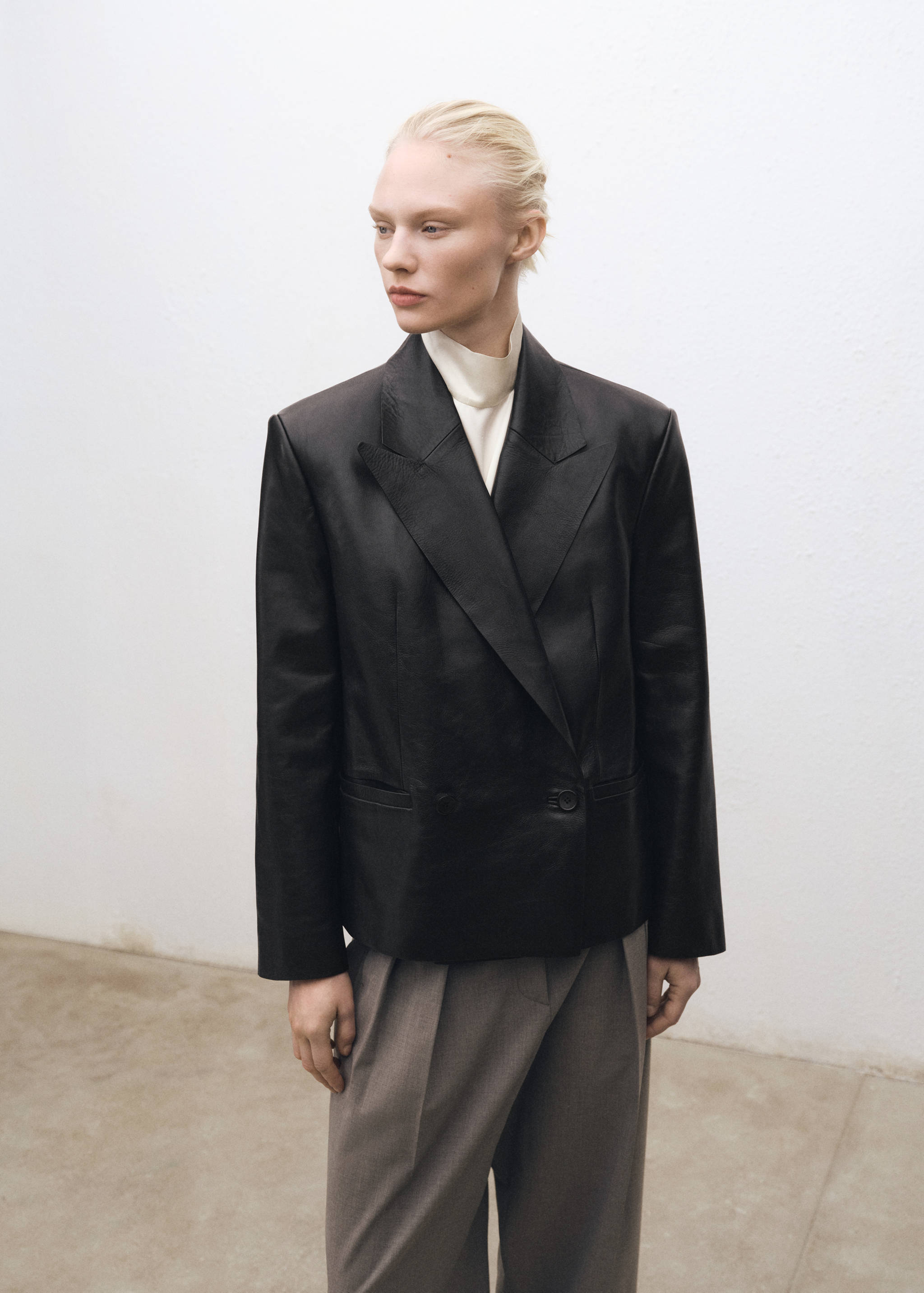 Δερμάτινο blazer σταυρωκουμπωτό - Μεσαίο πλάνο