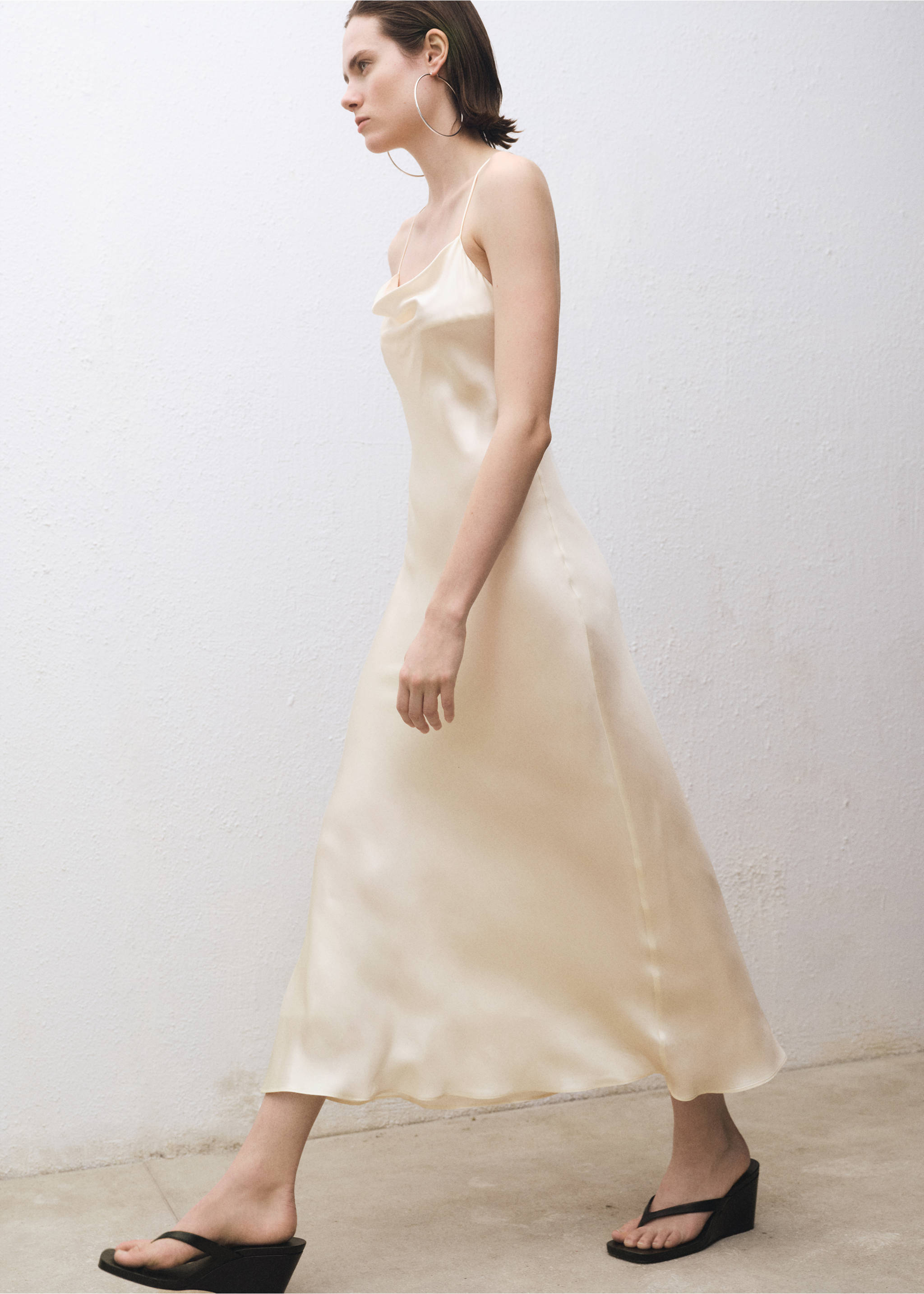 Vestit seda escot drapejat - Detall de l'article 2, Blanc trencat. Ref: 87014420-00.