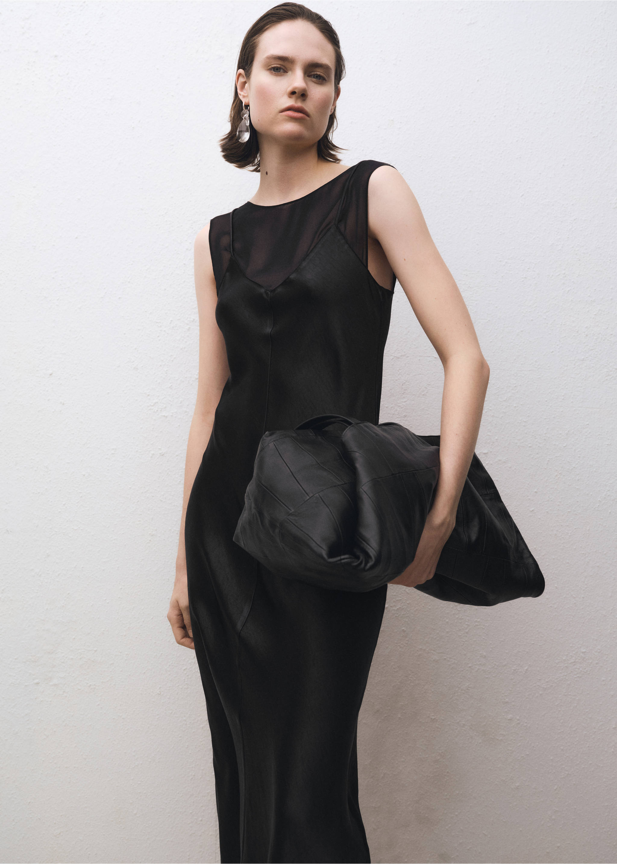 Contrasting satin dress - Medium plane, Black. Ref: 87014421-00.