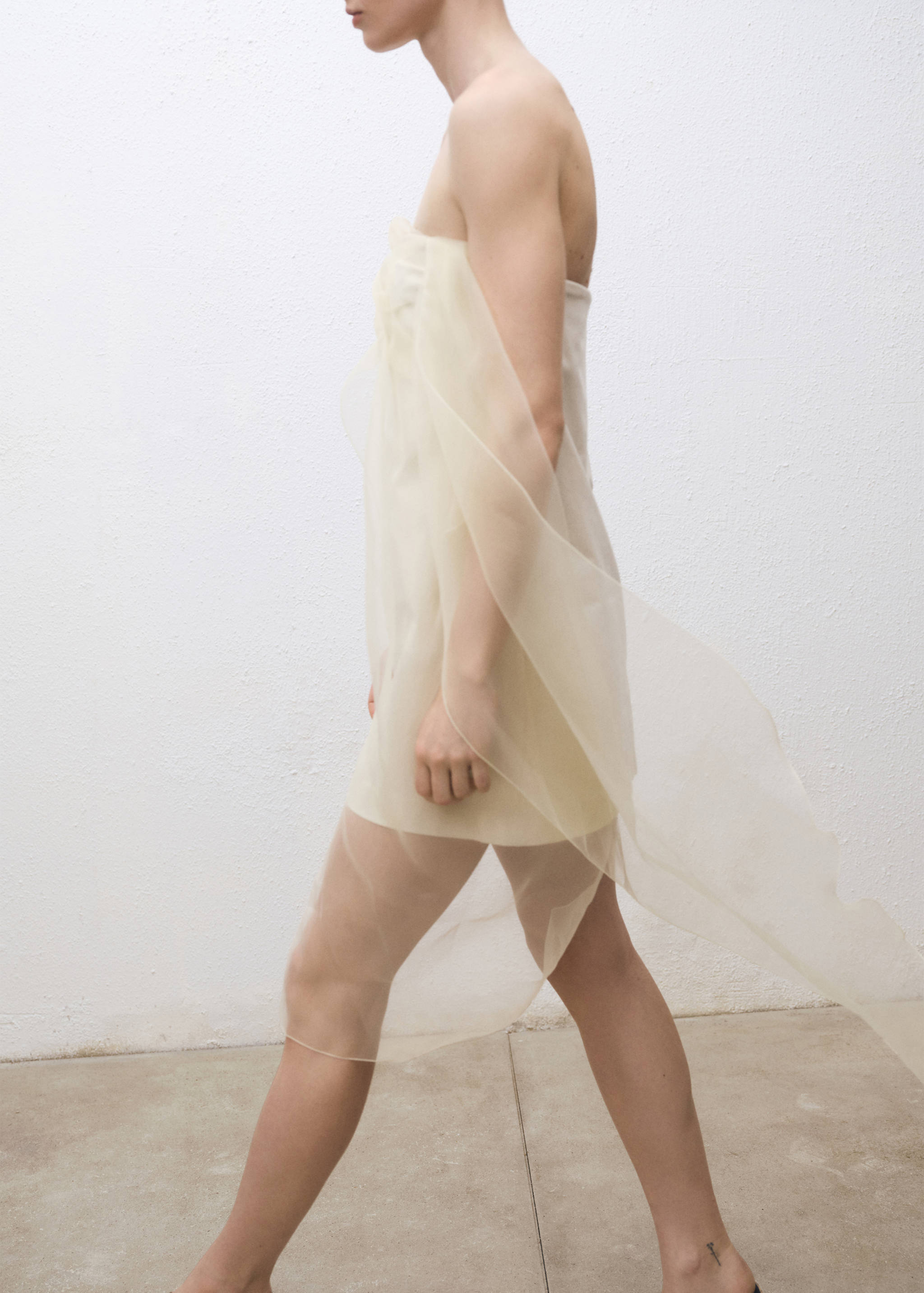 Kort kjole med kombinert chiffon - Total bildeutsnitt