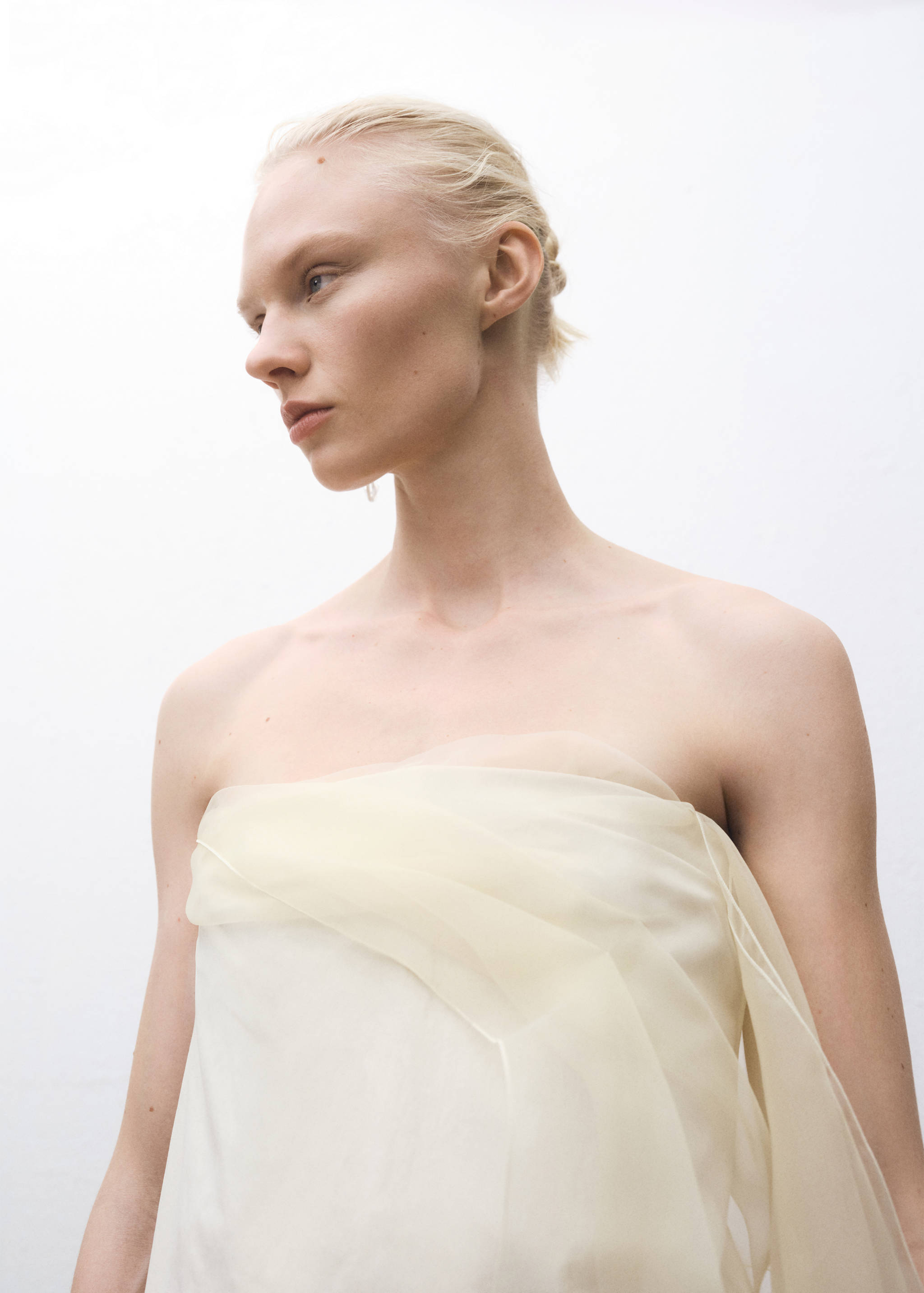 Kort kjole med kombinert chiffon - Halvtotal bildeutsnitt