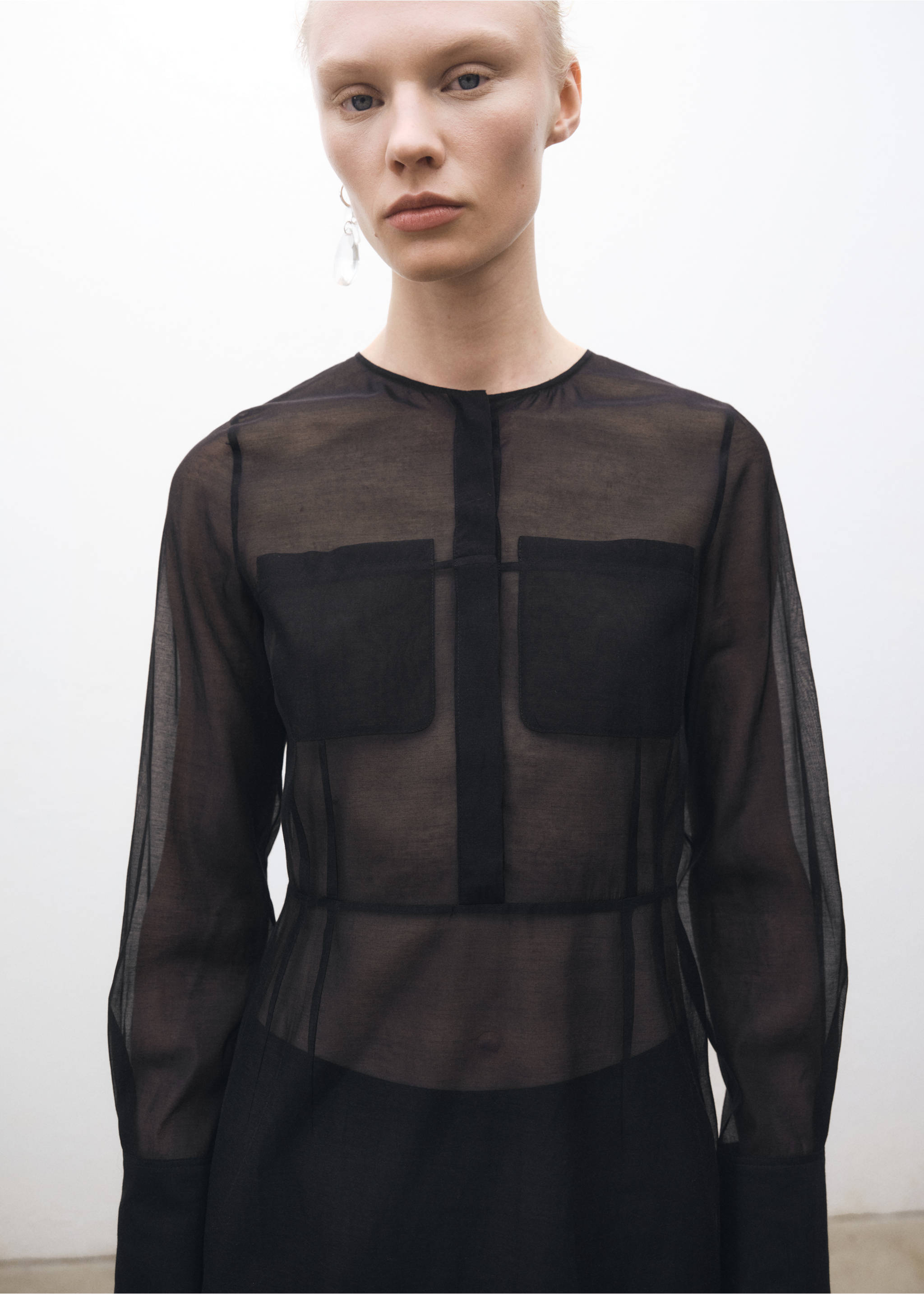 Rochie midi din amestec de mătase semitransparentă - Plan mediu, Negru. Ref: 87014427-00.