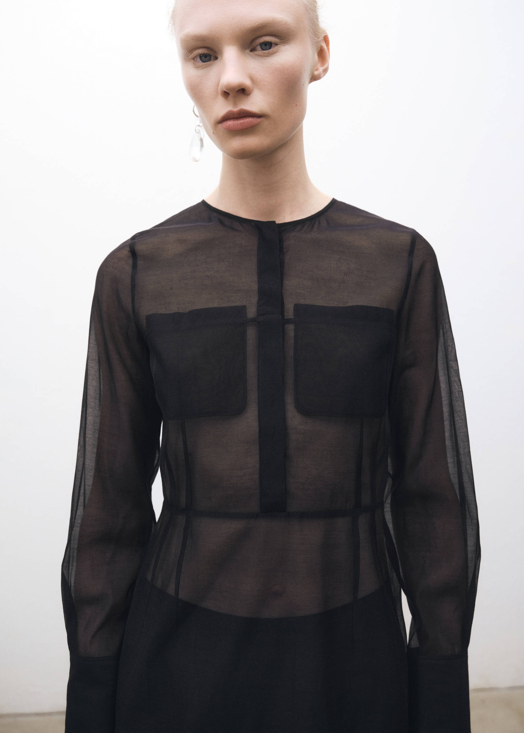 Rochie midi din amestec de mătase semitransparentă - Plan mediu