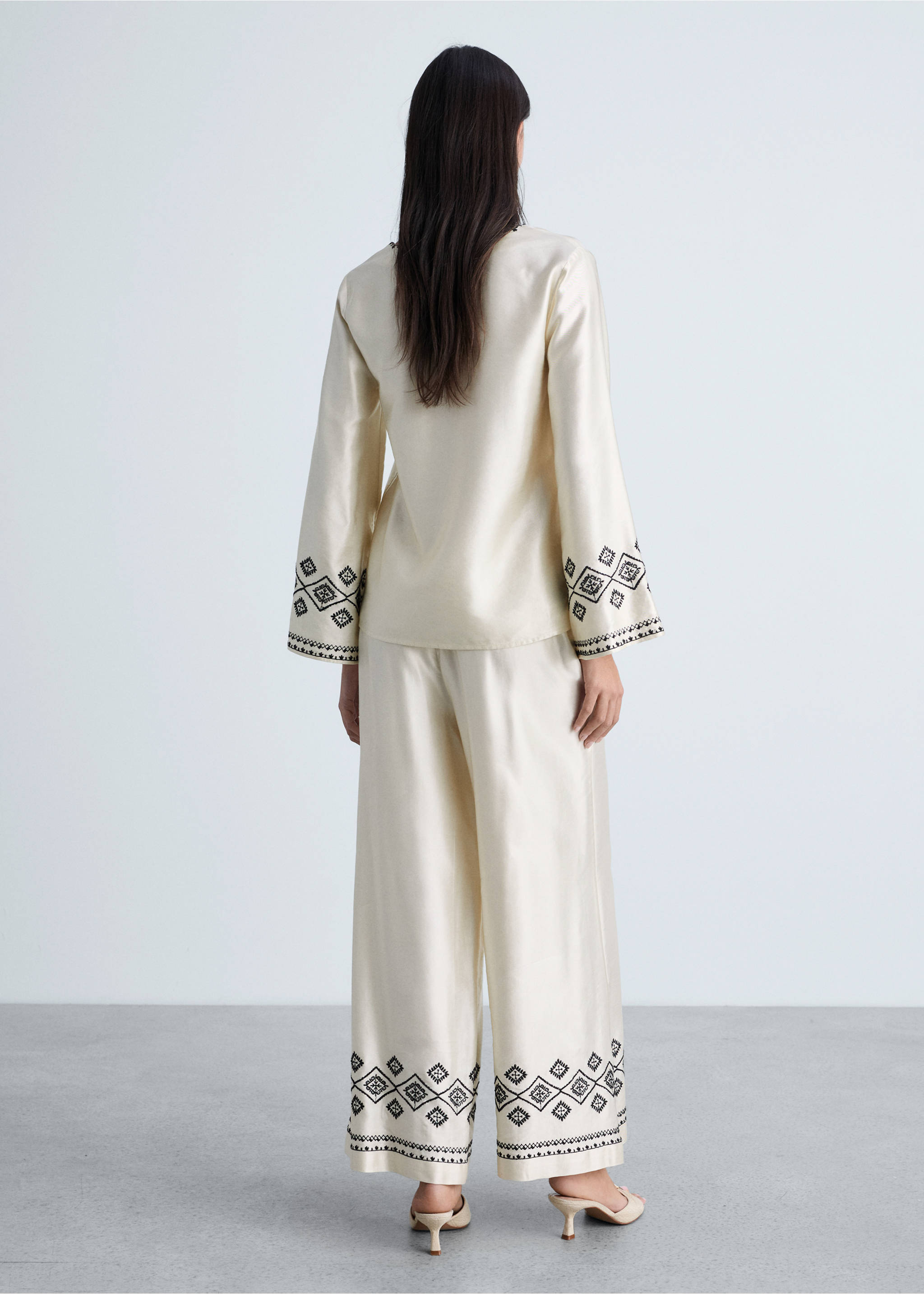 Pantalon wideleg bas brodé - Verso de l’article, Écru. Ref: 87014782-00.