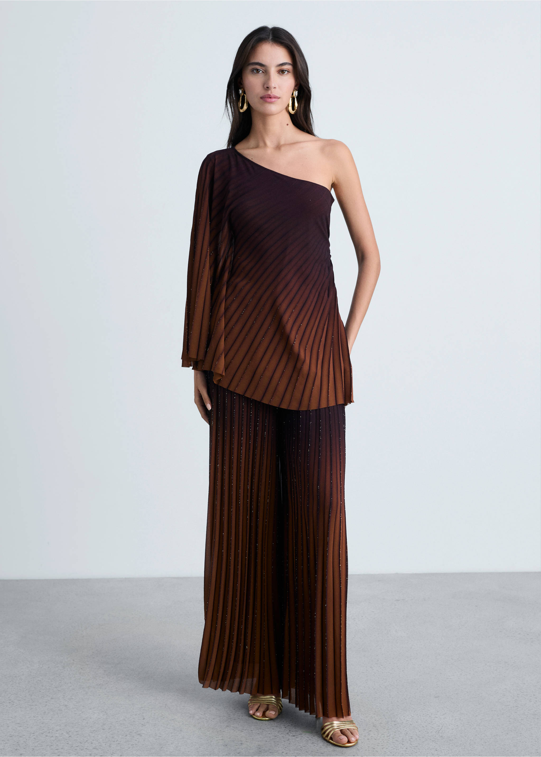 Pleated trousers with a shiny finish - General plane, Coffee. Ref: 87014785-00.