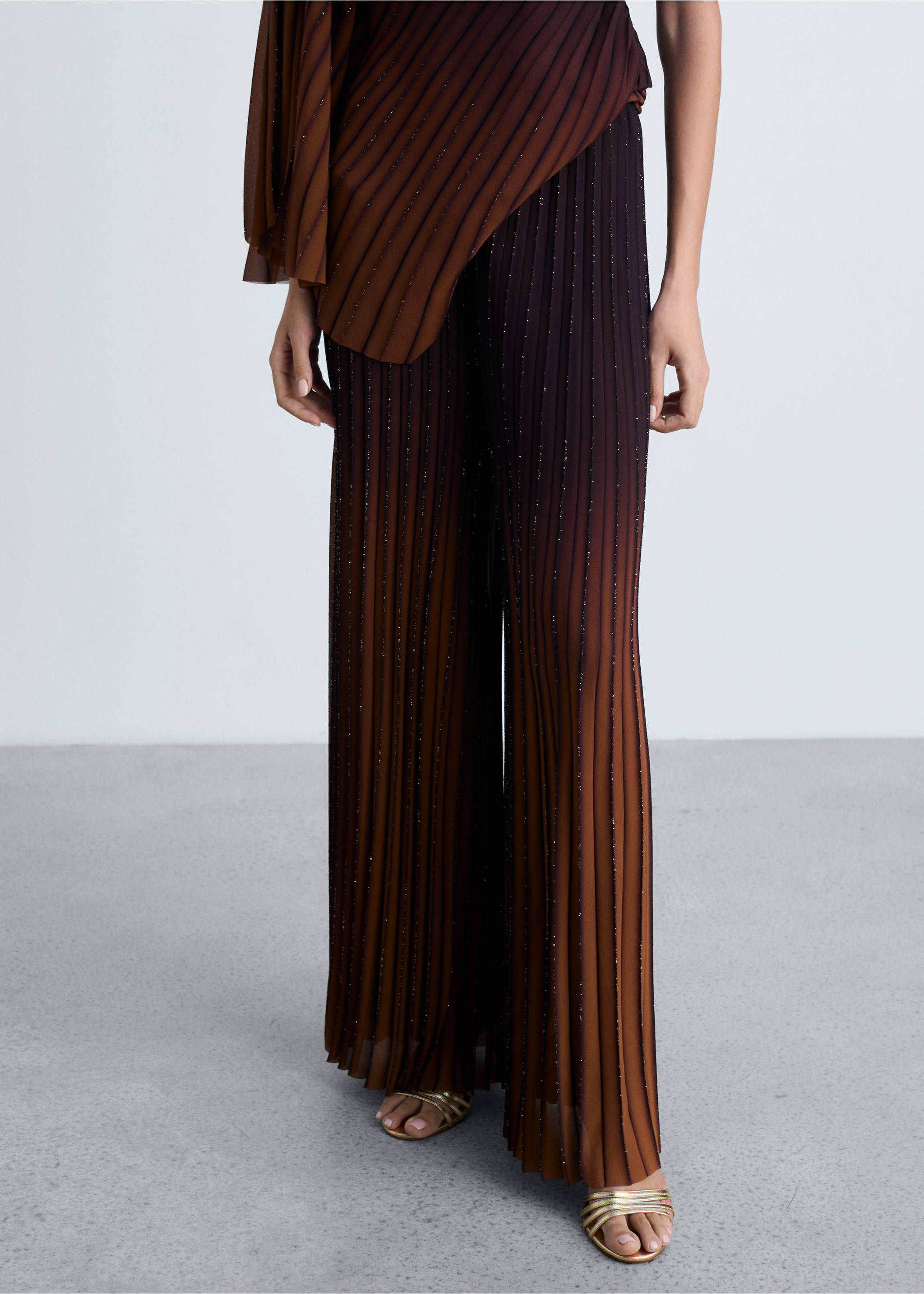 Pleated trousers with a shiny finish - Medium plane, Coffee. Ref: 87014785-00.