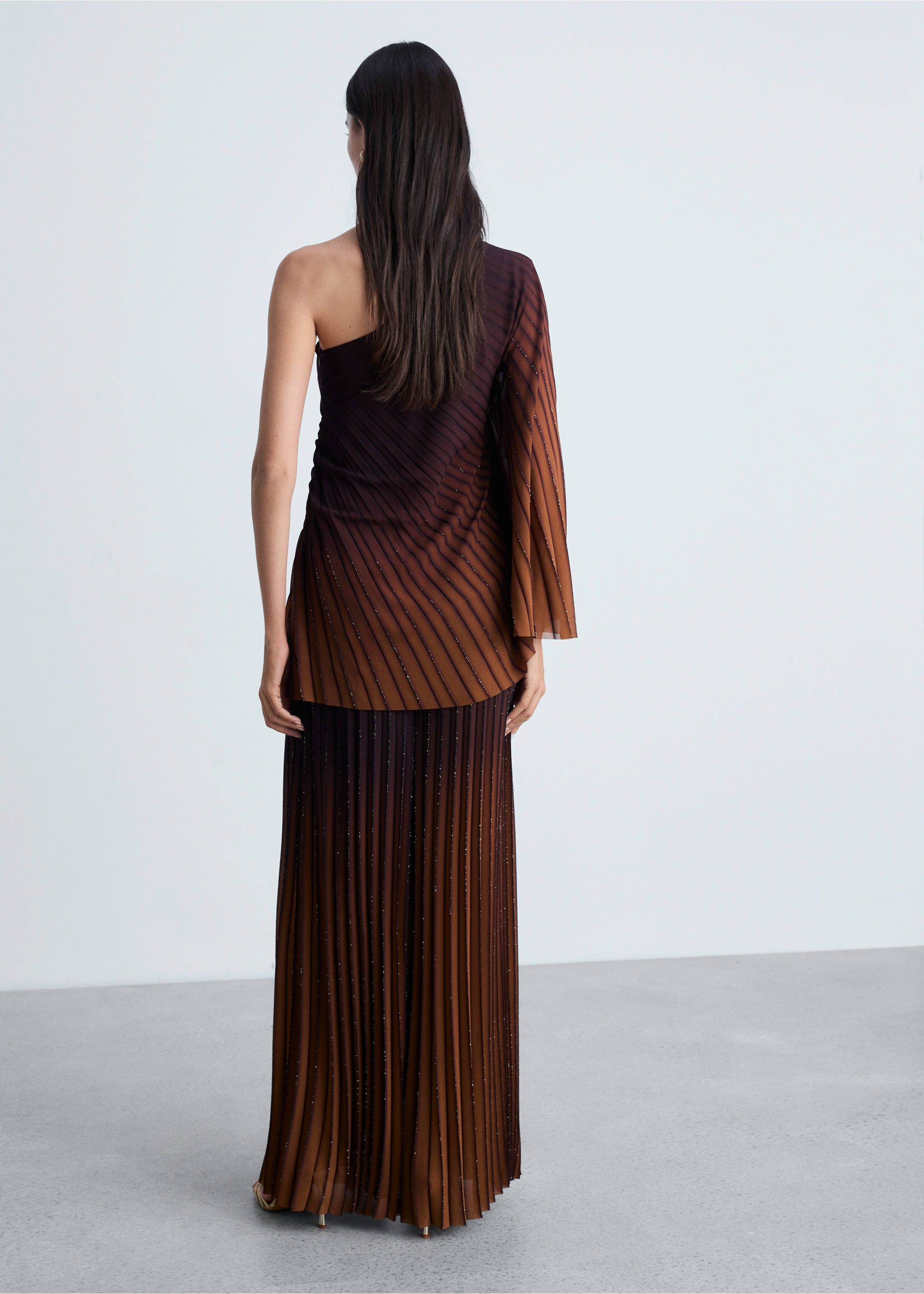 Pleated trousers with a shiny finish - Reverse of the article, Coffee. Ref: 87014785-00.