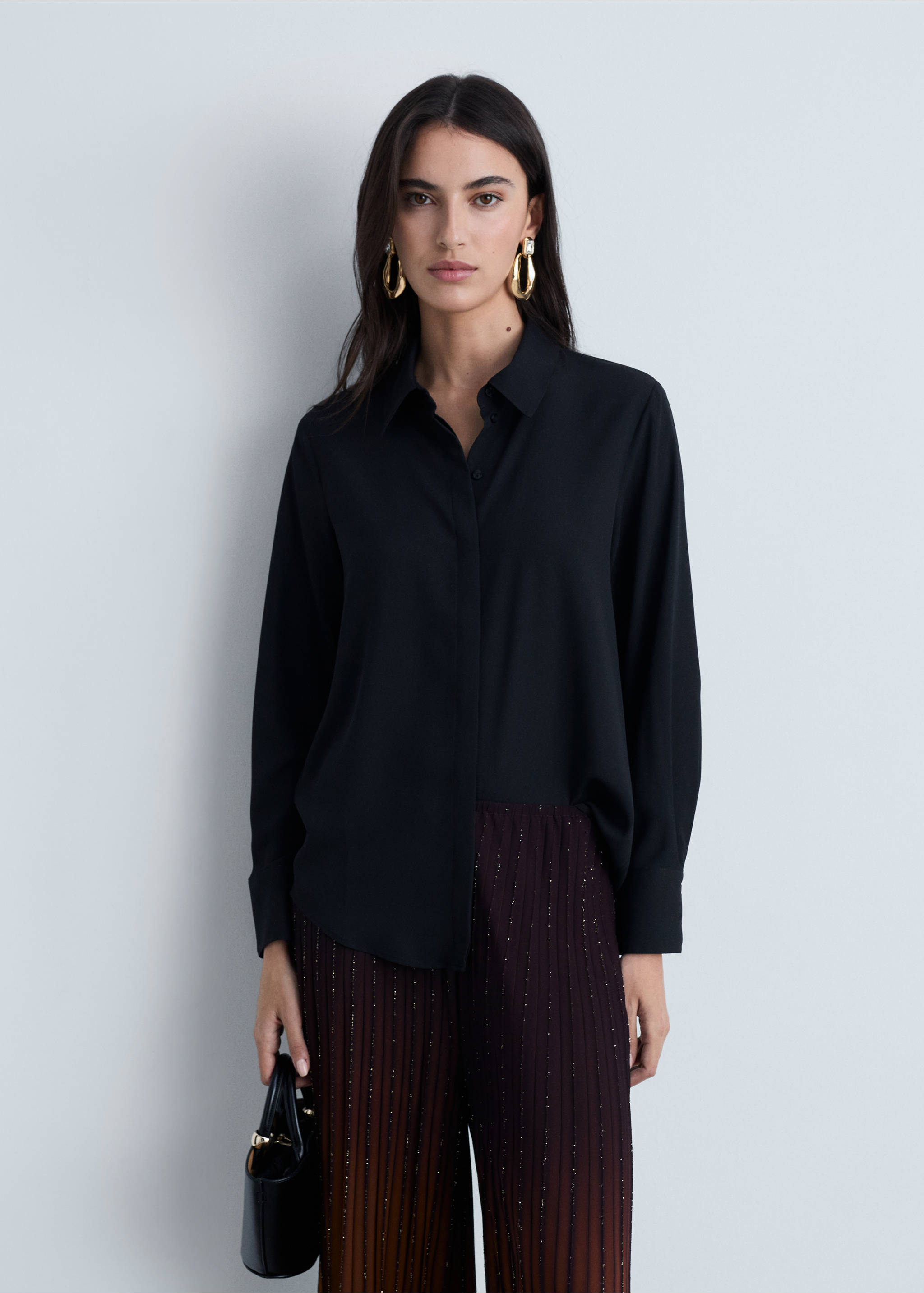 Pleated trousers with a shiny finish - Details of the article 1, Coffee. Ref: 87014785-00.