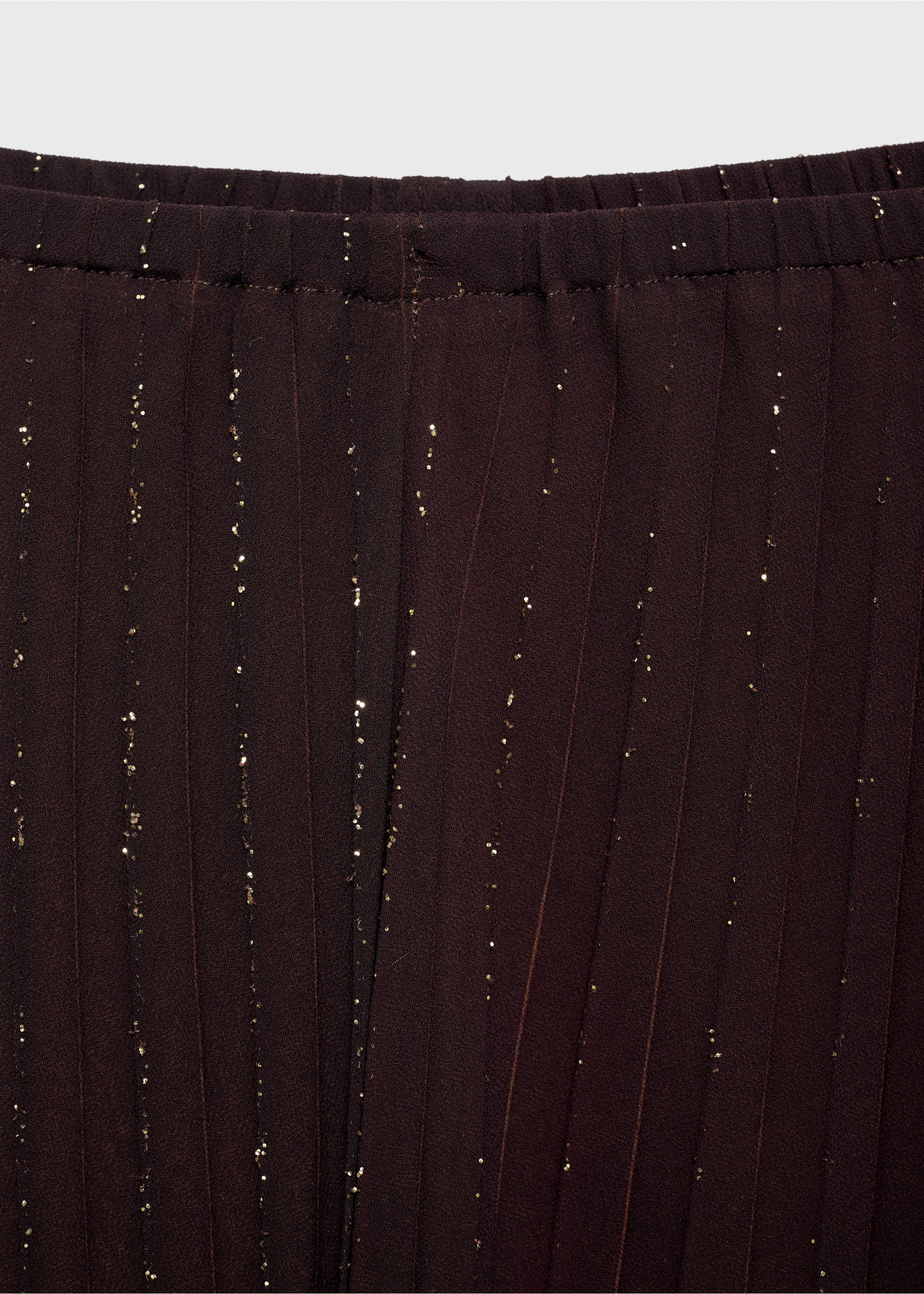 Pleated trousers with a shiny finish - Details of the article 8, Coffee. Ref: 87014785-00.