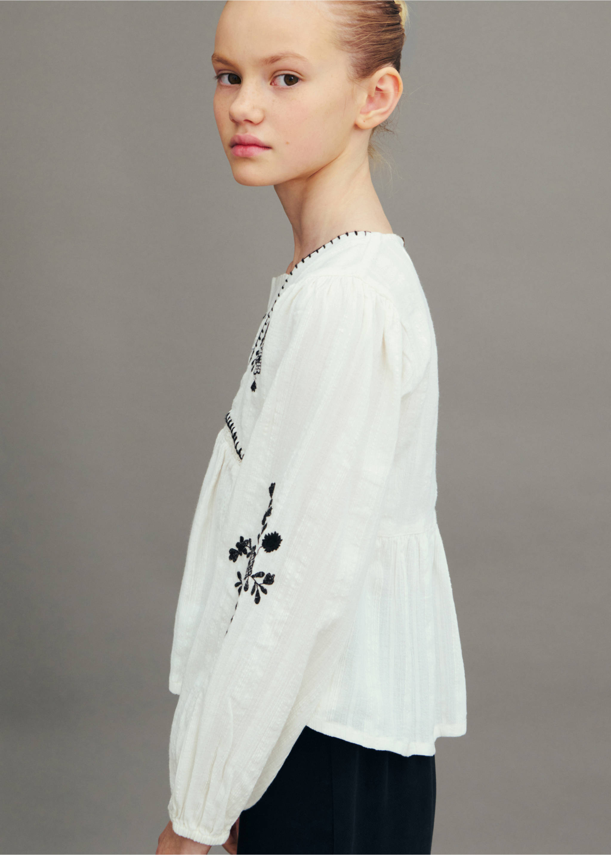 Embroidered details blouse - Details of the article 5, White. Ref: 87014797-00.
