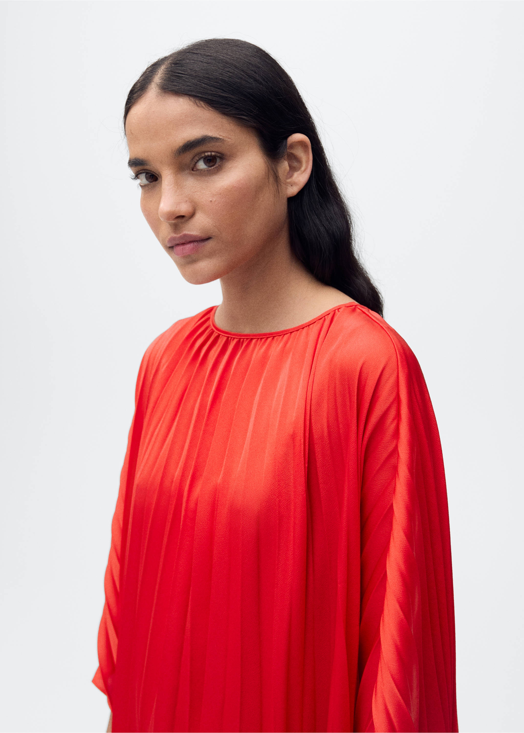 Plissée-Kleid mit 3/4-Ärmeln - Detail des Artikels 1, Rot. Ref: 87015733-00.