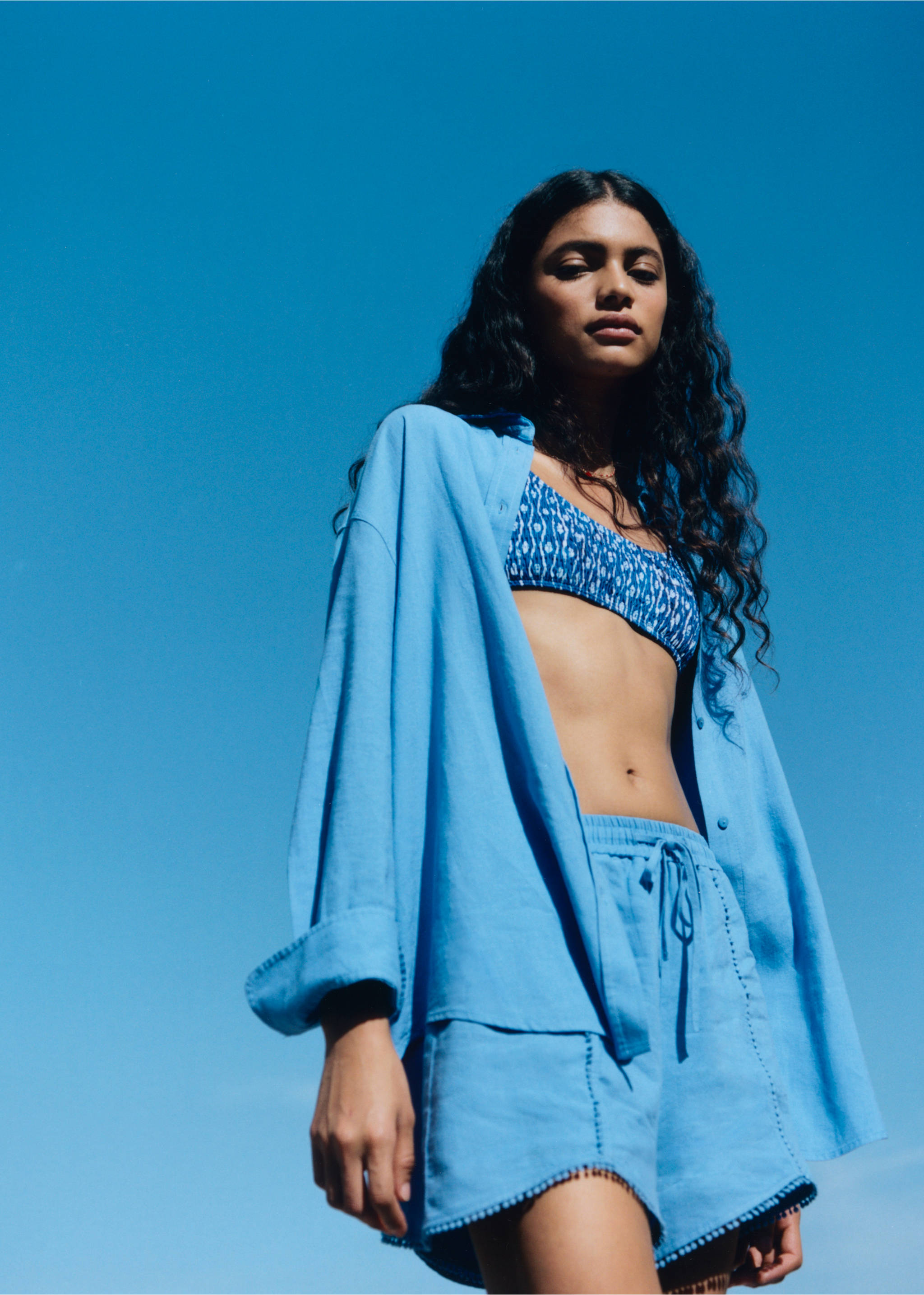 Gemusterter Bikini mit Raffdetails - Detail des Artikels 5, Elektrischblau. Ref: 87015750-00.