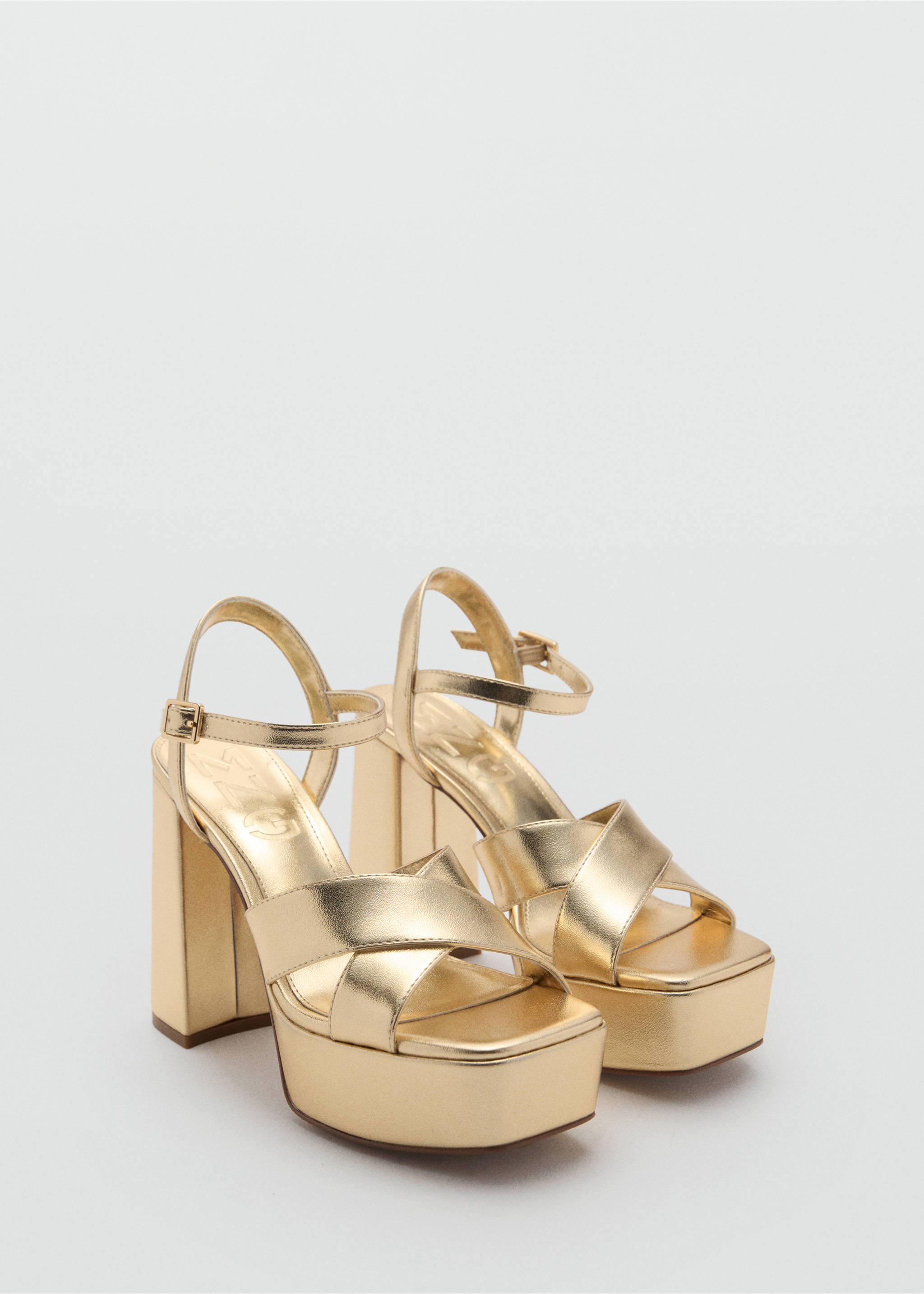 Riemen-Sandale im Metallic-Look - Mittlere Ansicht, Gold. Ref: 87015761-00.