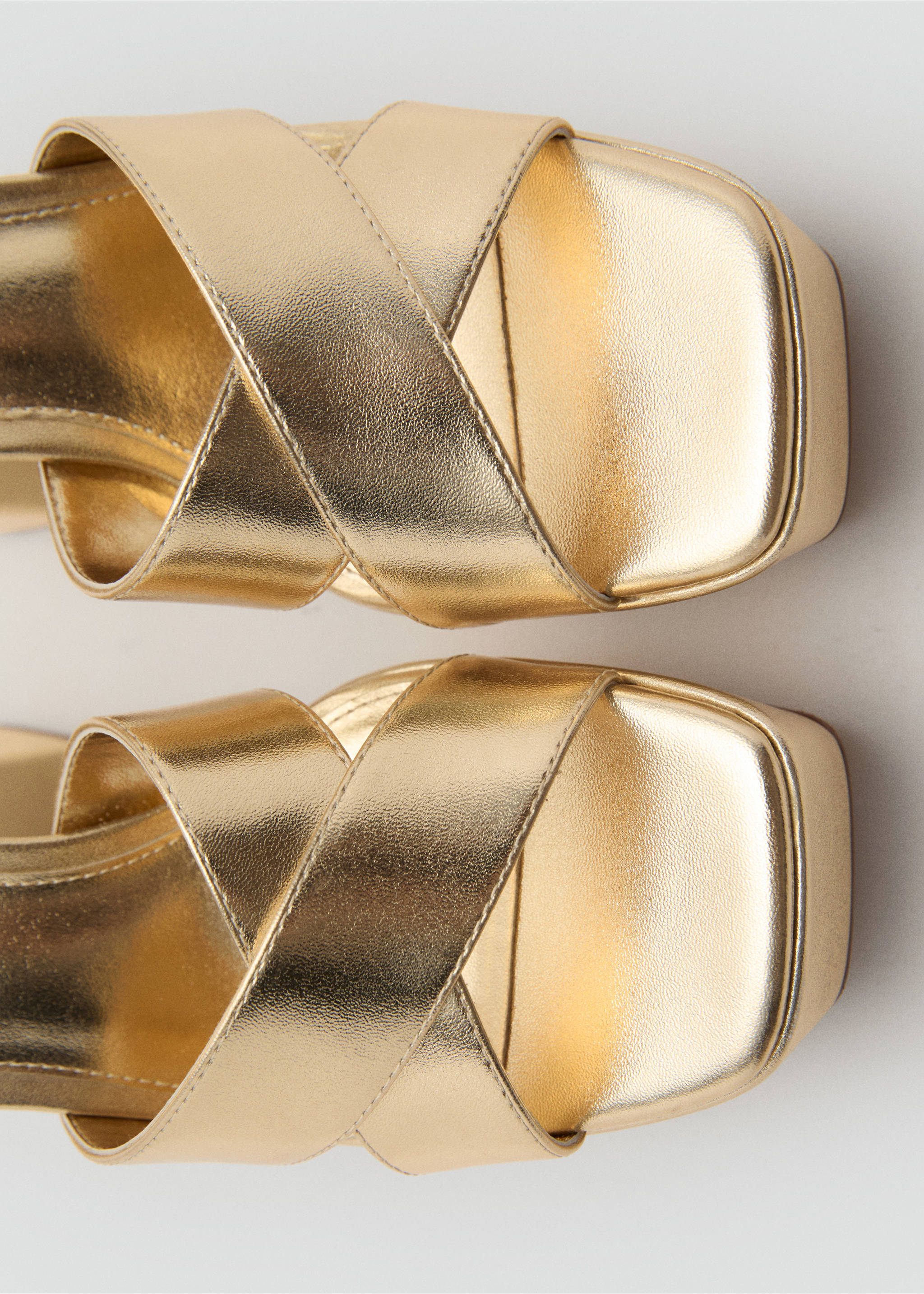 Riemen-Sandale im Metallic-Look - Detail des Artikels 1, Gold. Ref: 87015761-00.
