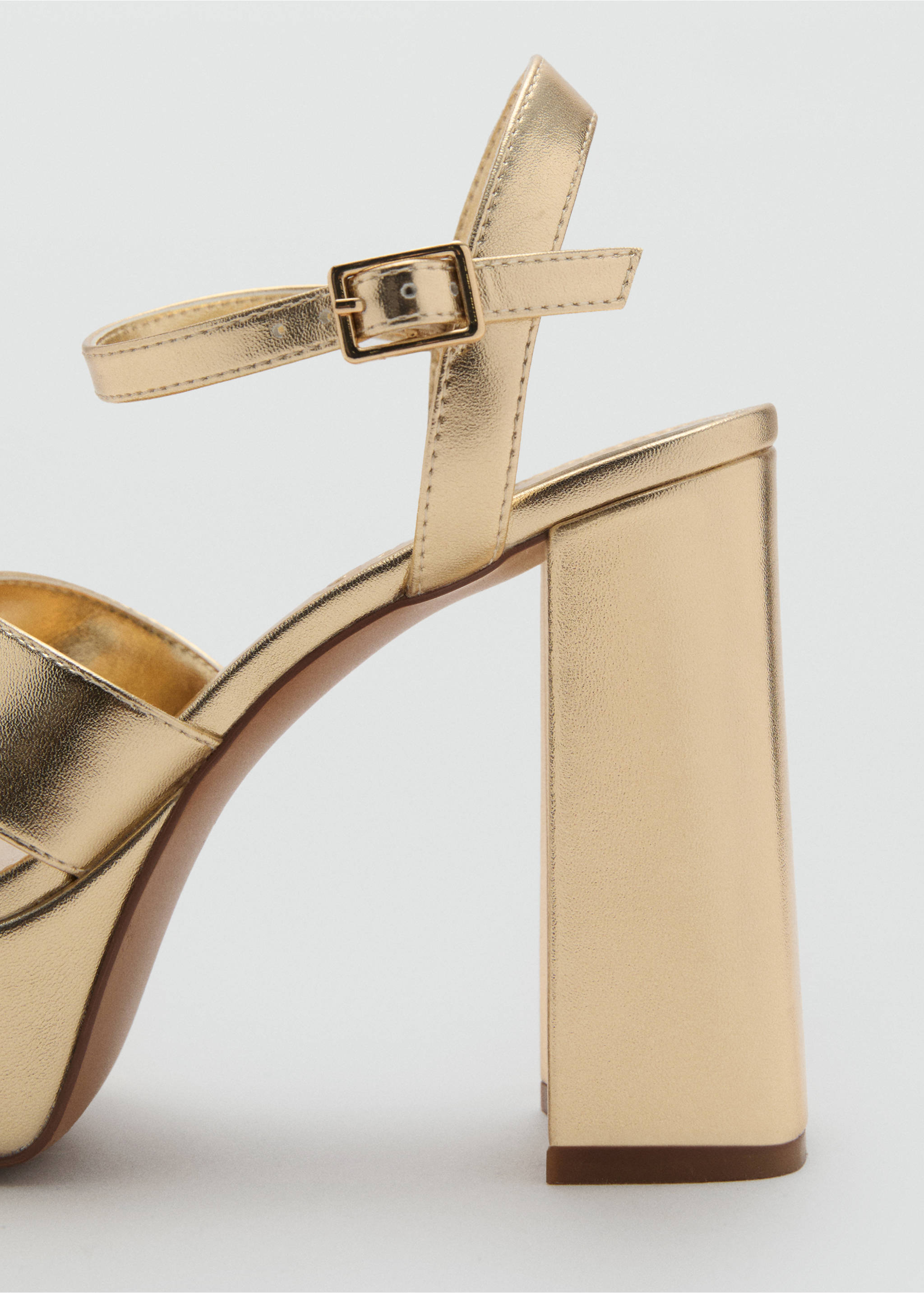 Riemen-Sandale im Metallic-Look - Detail des Artikels 2, Gold. Ref: 87015761-00.