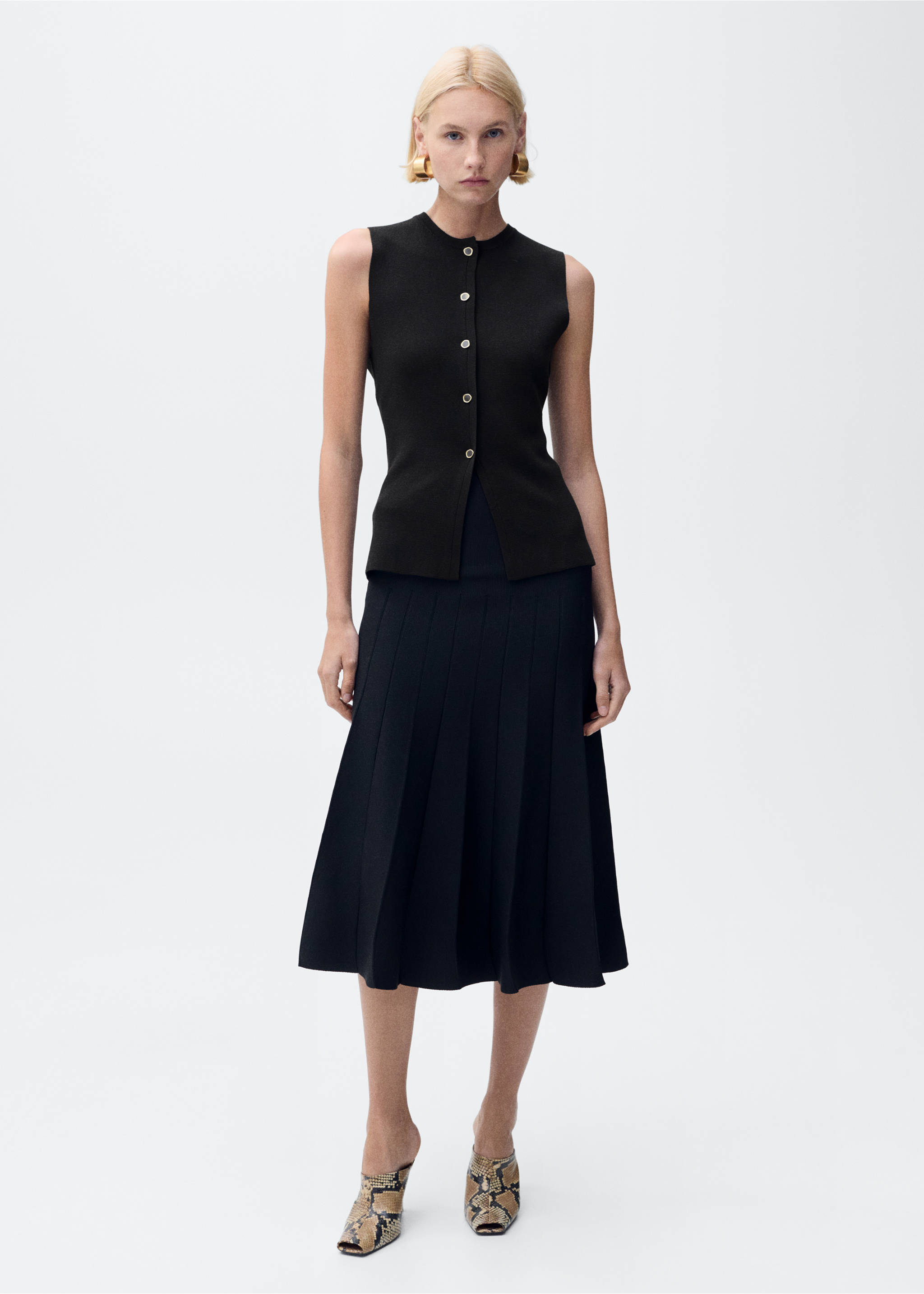 Fine-knit waistcoat with buttons - General plane, Chocolate. Ref: 87015764-00.