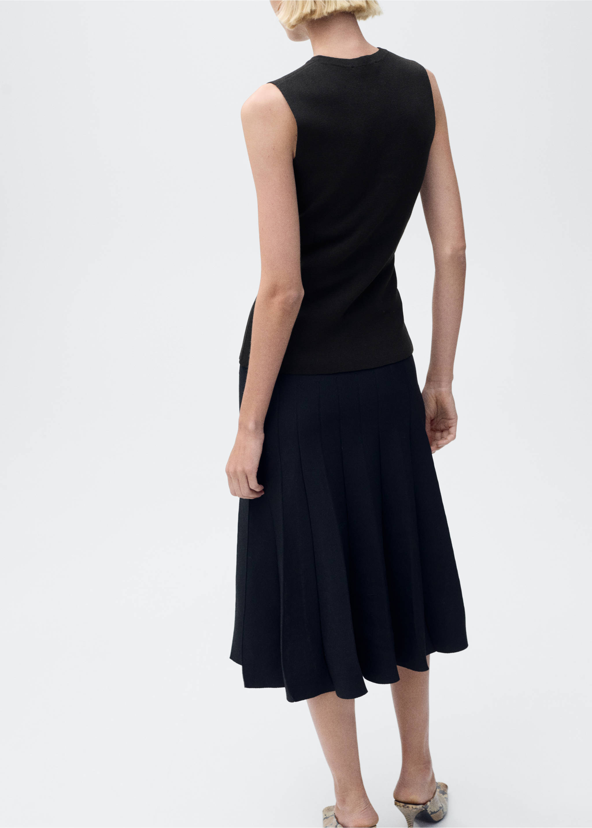 Fine-knit waistcoat with buttons - Reverse of the article, Chocolate. Ref: 87015764-00.